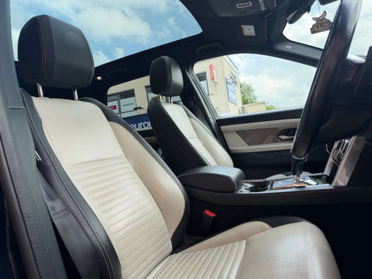 A 2020 LAND ROVER DISCOVERY SPORT 2.0 D240 MHEV R-Dynamic HSE SUV 5dr Diesel Auto 4WD Euro 6 (s/s) (240 ps) S A 2020 LAND ROVER DISCOVERY SPORT 2.0 D240 MHEV R-Dynamic HSE SUV 5dr Diesel Auto 4WD Euro 6 (s/s) (240 ps) S