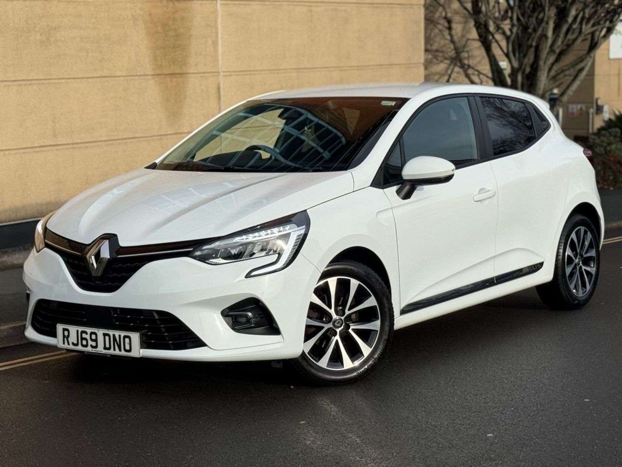 A 2019 RENAULT CLIO 1.0 TCe Iconic Hatchback 5dr Petrol Manual Euro 6 (s/s) (100 ps) A 2019 RENAULT CLIO 1.0 TCe Iconic Hatchback 5dr Petrol Manual Euro 6 (s/s) (100 ps)