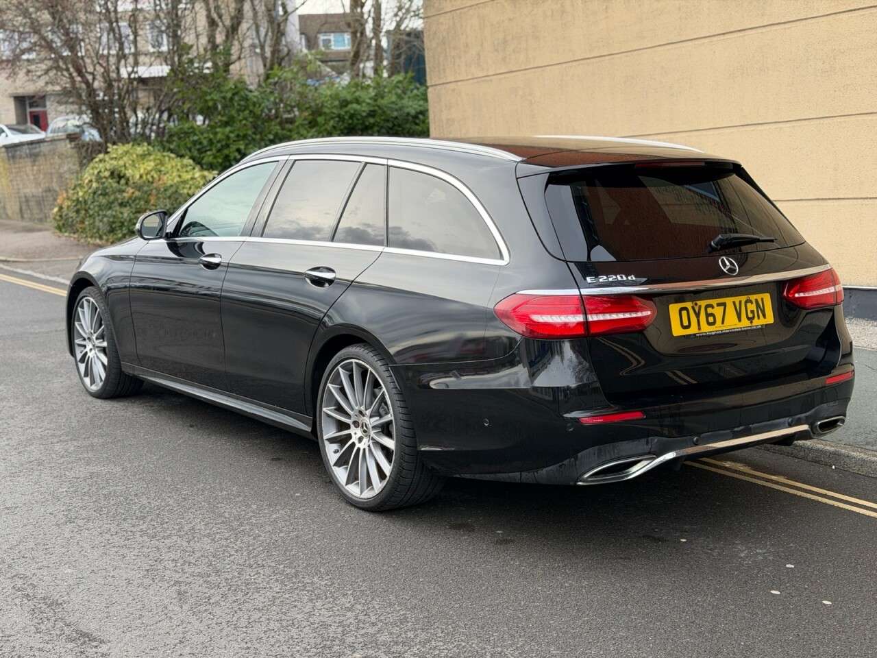 A 2017 MERCEDES-BENZ E-CLASS 2.0 E220d AMG Line (Premium) Estate 5dr Diesel G-Tronic+ Euro 6 (s/s) (194 A 2017 MERCEDES-BENZ E-CLASS 2.0 E220d AMG Line (Premium) Estate 5dr Diesel G-Tronic+ Euro 6 (s/s) (194