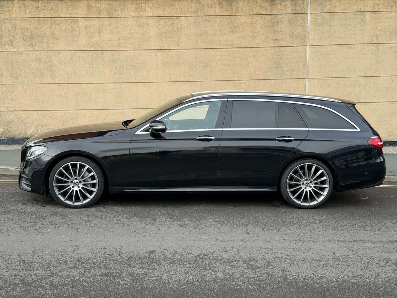 A 2017 MERCEDES-BENZ E-CLASS 2.0 E220d AMG Line (Premium) Estate 5dr Diesel G-Tronic+ Euro 6 (s/s) (194 A 2017 MERCEDES-BENZ E-CLASS 2.0 E220d AMG Line (Premium) Estate 5dr Diesel G-Tronic+ Euro 6 (s/s) (194