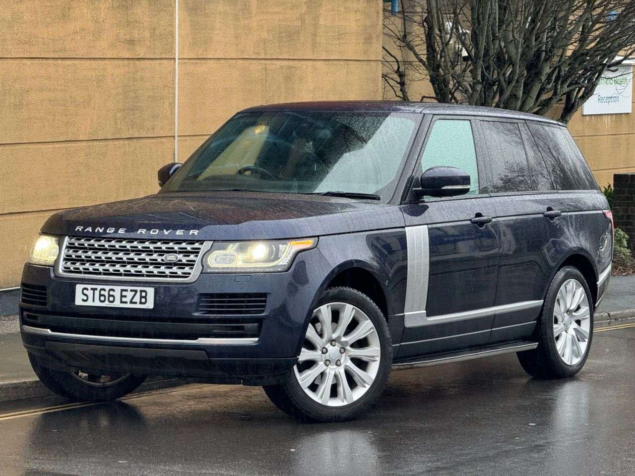 A 2016 LAND ROVER RANGE ROVER 3.0 TD V6 Vogue SUV 5dr Diesel Auto 4WD Euro 6 (s/s) (258 ps) A 2016 LAND ROVER RANGE ROVER 3.0 TD V6 Vogue SUV 5dr Diesel Auto 4WD Euro 6 (s/s) (258 ps)