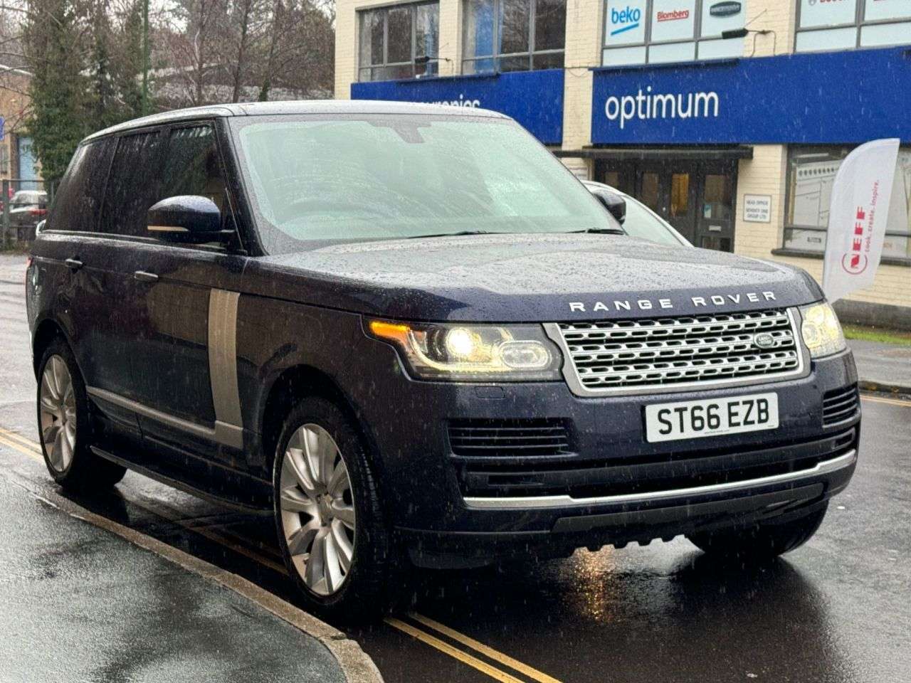 A 2016 LAND ROVER RANGE ROVER 3.0 TD V6 Vogue SUV 5dr Diesel Auto 4WD Euro 6 (s/s) (258 ps) A 2016 LAND ROVER RANGE ROVER 3.0 TD V6 Vogue SUV 5dr Diesel Auto 4WD Euro 6 (s/s) (258 ps)