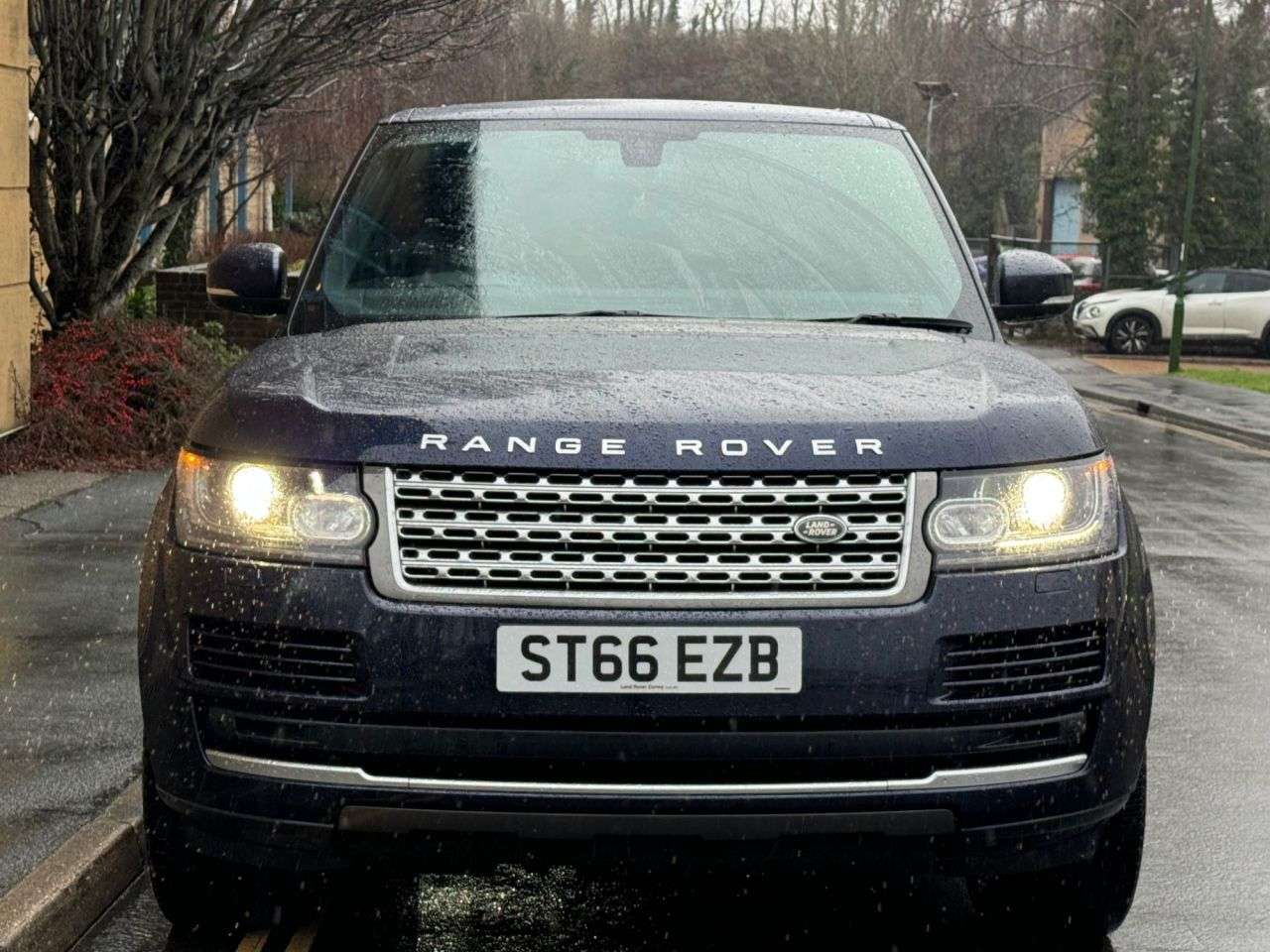 A 2016 LAND ROVER RANGE ROVER 3.0 TD V6 Vogue SUV 5dr Diesel Auto 4WD Euro 6 (s/s) (258 ps) A 2016 LAND ROVER RANGE ROVER 3.0 TD V6 Vogue SUV 5dr Diesel Auto 4WD Euro 6 (s/s) (258 ps)