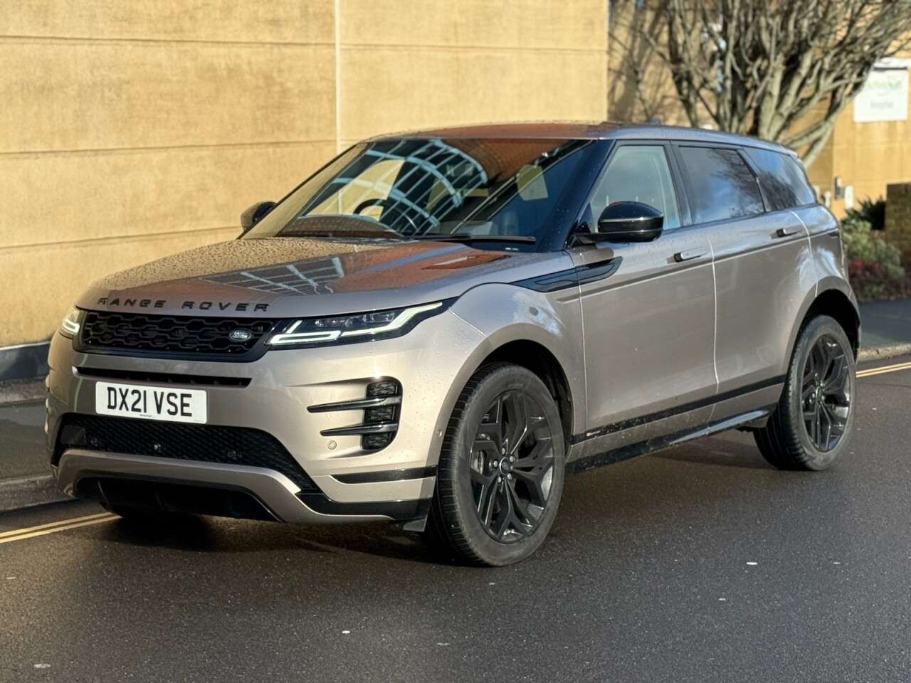 A 2021 LAND ROVER RANGE ROVER EVOQUE 2.0 D165 MHEV R-Dynamic HSE SUV 5dr Diesel Auto 4WD Euro 6 (s/s) (163 ps) A 2021 LAND ROVER RANGE ROVER EVOQUE 2.0 D165 MHEV R-Dynamic HSE SUV 5dr Diesel Auto 4WD Euro 6 (s/s) (163 ps)