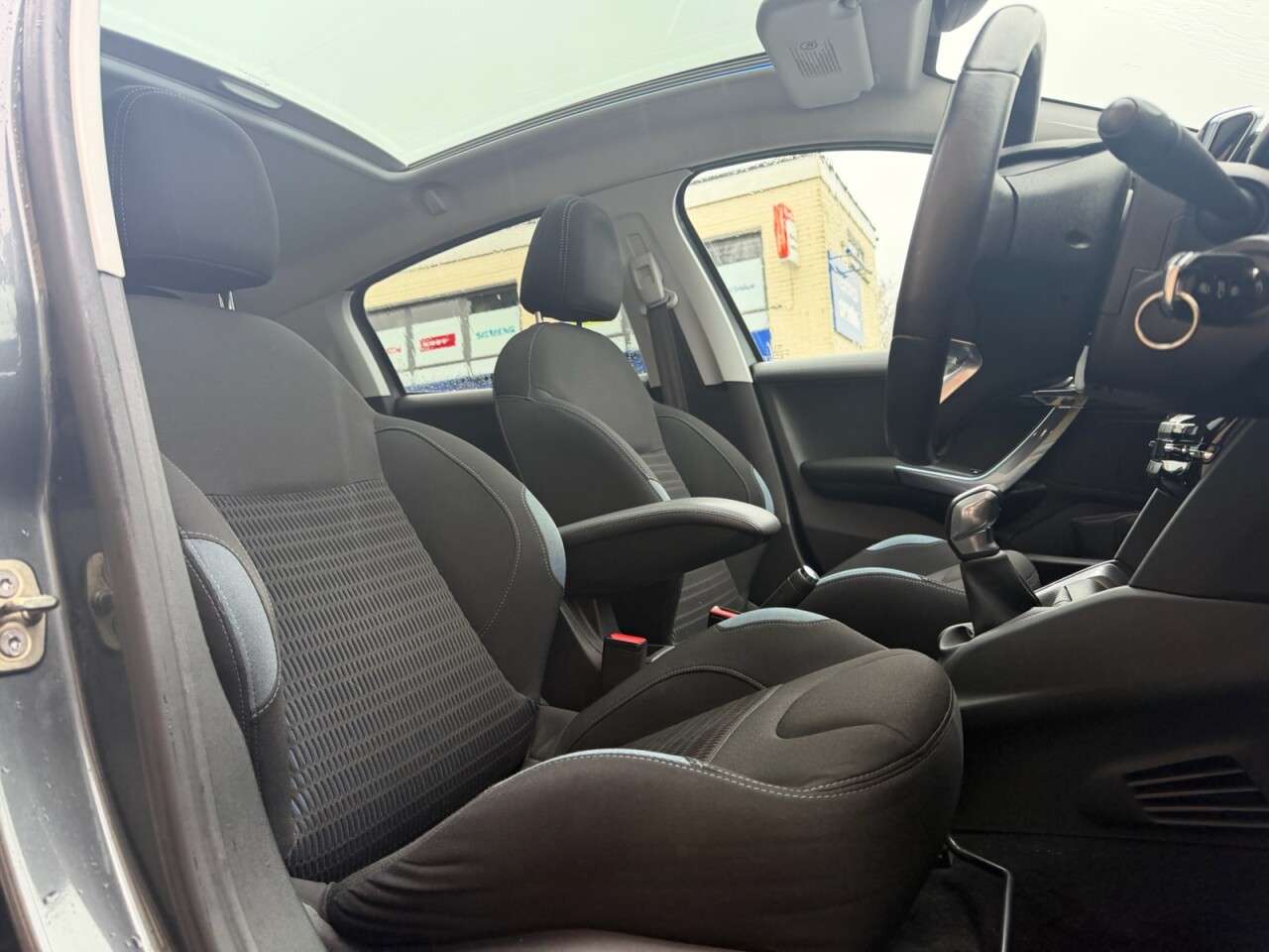 A 2013 PEUGEOT 208 1.2 VTi Intuitive Hatchback 5dr Petrol Manual Euro 5 (82 ps) A 2013 PEUGEOT 208 1.2 VTi Intuitive Hatchback 5dr Petrol Manual Euro 5 (82 ps)