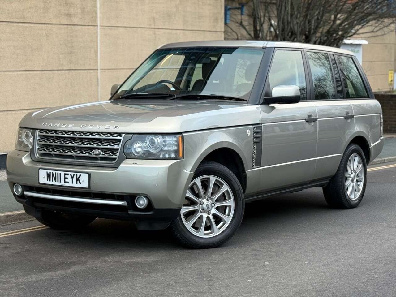 A 2011 LAND ROVER RANGE ROVER 4.4 TD V8 Vogue SUV 5dr Diesel Auto 4WD Euro 5 (313 bhp) A 2011 LAND ROVER RANGE ROVER 4.4 TD V8 Vogue SUV 5dr Diesel Auto 4WD Euro 5 (313 bhp)