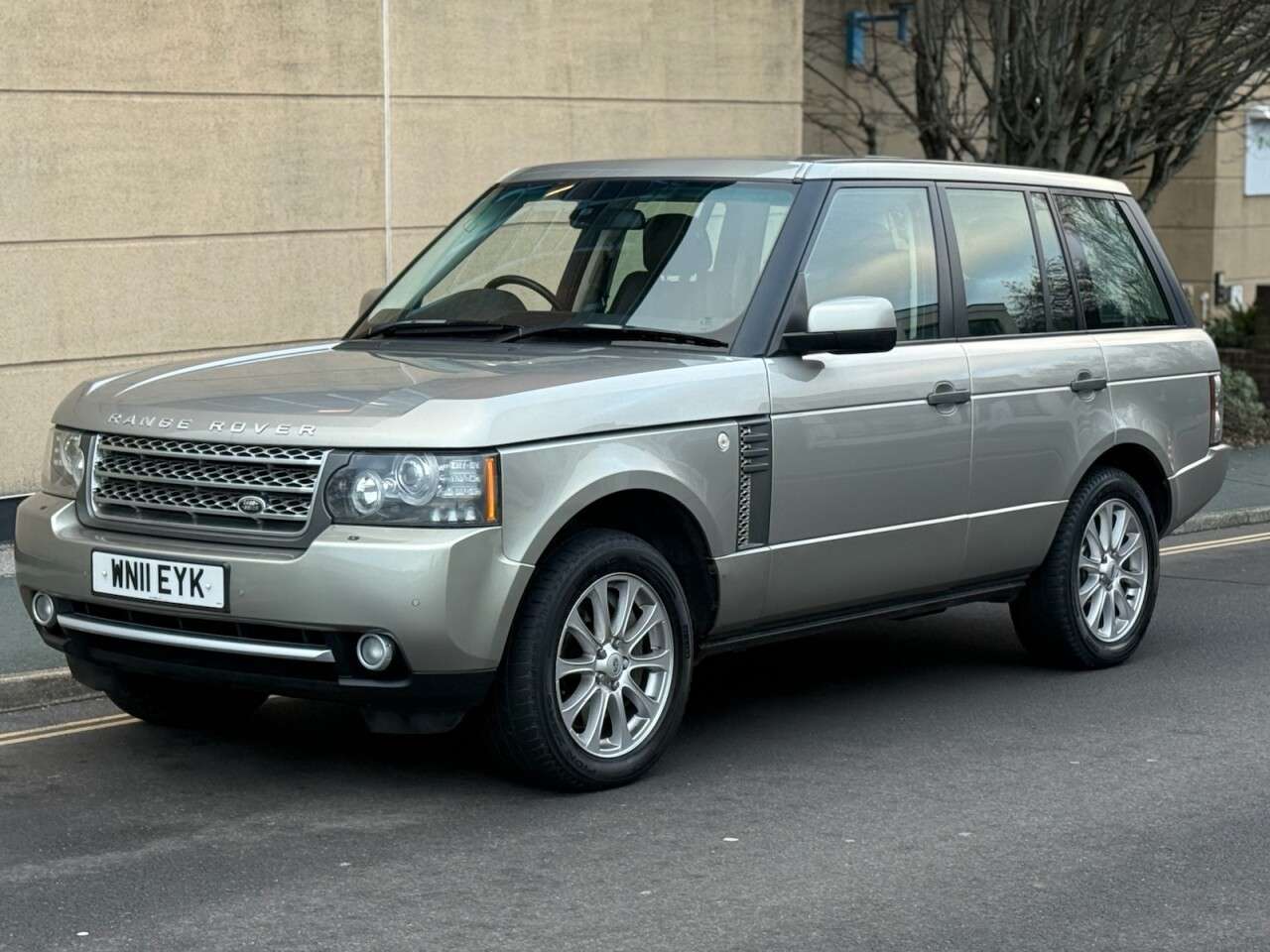 A 2011 LAND ROVER RANGE ROVER 4.4 TD V8 Vogue SUV 5dr Diesel Auto 4WD Euro 5 (313 bhp) A 2011 LAND ROVER RANGE ROVER 4.4 TD V8 Vogue SUV 5dr Diesel Auto 4WD Euro 5 (313 bhp)