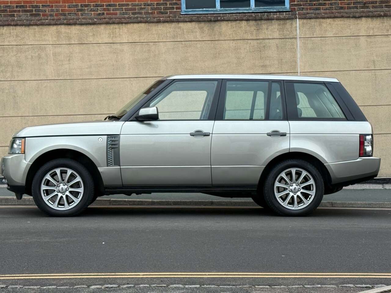A 2011 LAND ROVER RANGE ROVER 4.4 TD V8 Vogue SUV 5dr Diesel Auto 4WD Euro 5 (313 bhp) A 2011 LAND ROVER RANGE ROVER 4.4 TD V8 Vogue SUV 5dr Diesel Auto 4WD Euro 5 (313 bhp)