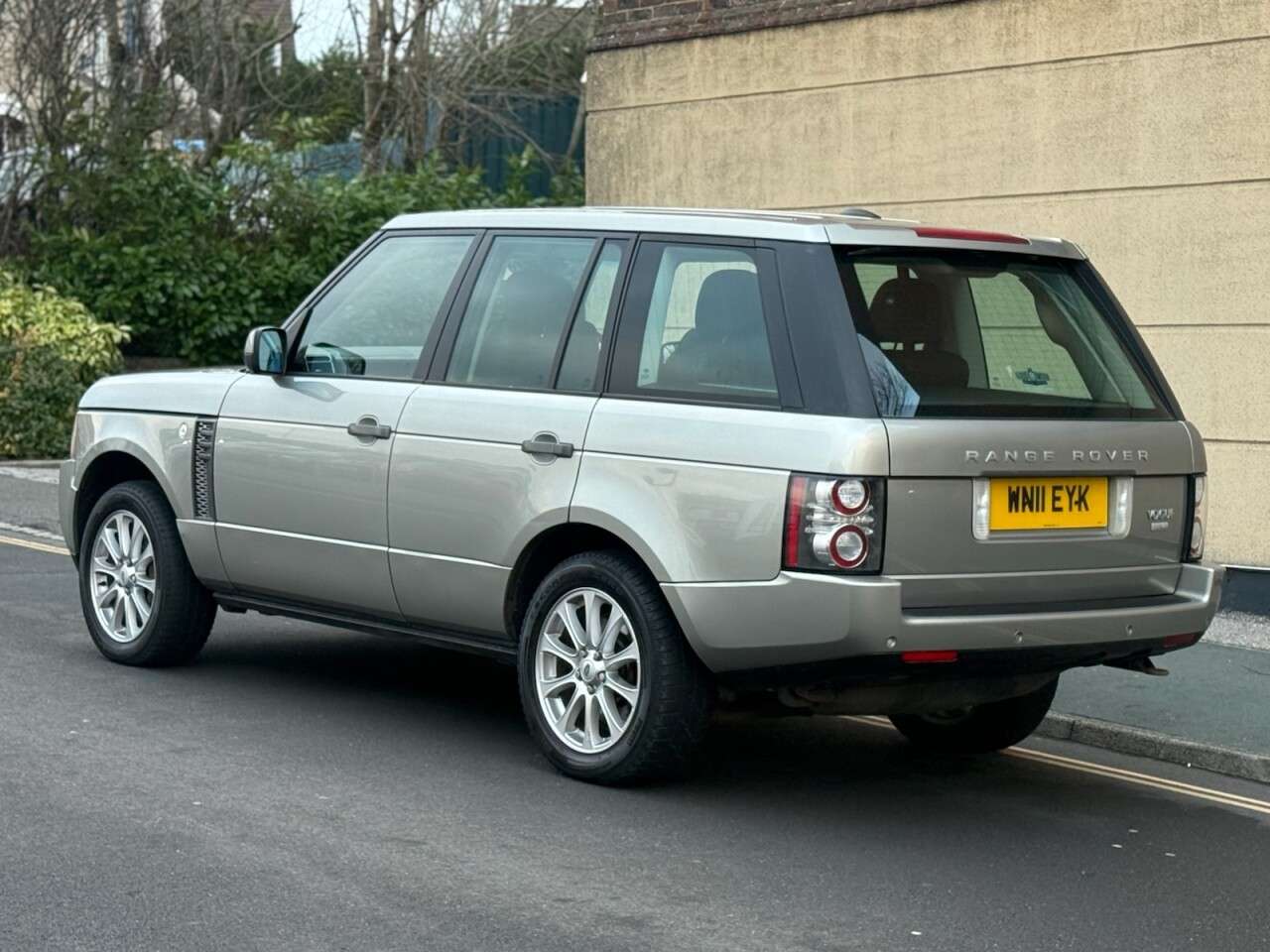 A 2011 LAND ROVER RANGE ROVER 4.4 TD V8 Vogue SUV 5dr Diesel Auto 4WD Euro 5 (313 bhp) A 2011 LAND ROVER RANGE ROVER 4.4 TD V8 Vogue SUV 5dr Diesel Auto 4WD Euro 5 (313 bhp)