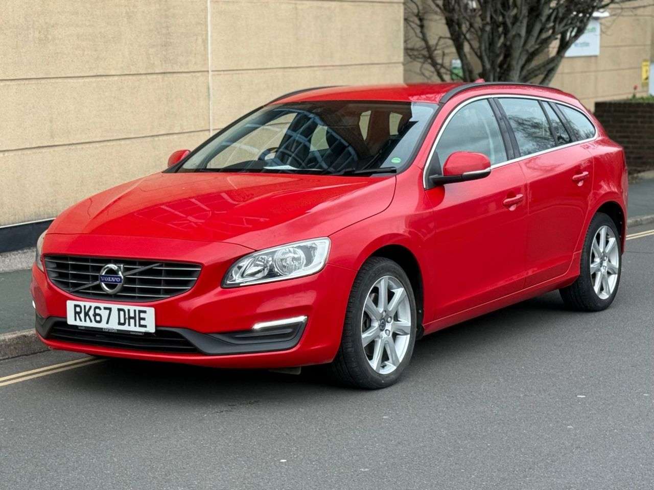 A 2017 VOLVO V60 2.0 D4 SE Nav Estate 5dr Diesel Manual Euro 6 (s/s) (190 ps) A 2017 VOLVO V60 2.0 D4 SE Nav Estate 5dr Diesel Manual Euro 6 (s/s) (190 ps)