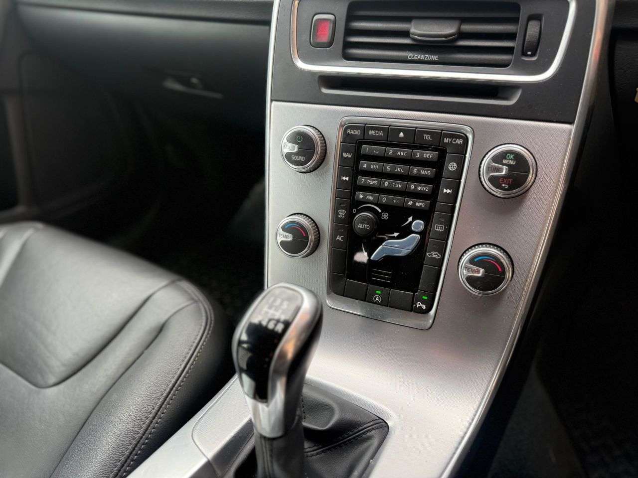 2017 VOLVO V60 2017 VOLVO V60