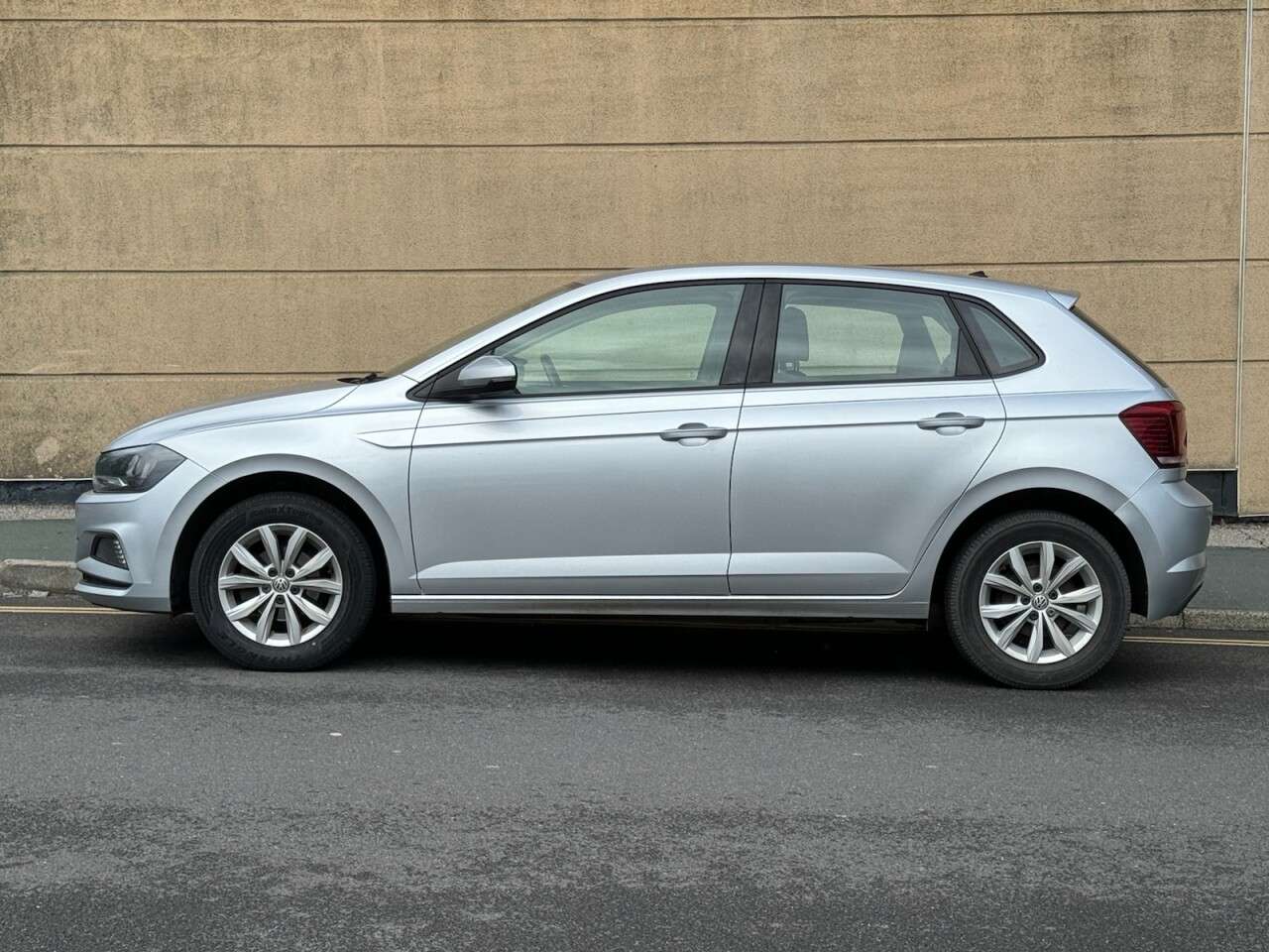 A 2018 VOLKSWAGEN POLO 1.0 TSI GPF SE Hatchback 5dr Petrol Manual Euro 6 (s/s) (95 ps) A 2018 VOLKSWAGEN POLO 1.0 TSI GPF SE Hatchback 5dr Petrol Manual Euro 6 (s/s) (95 ps)