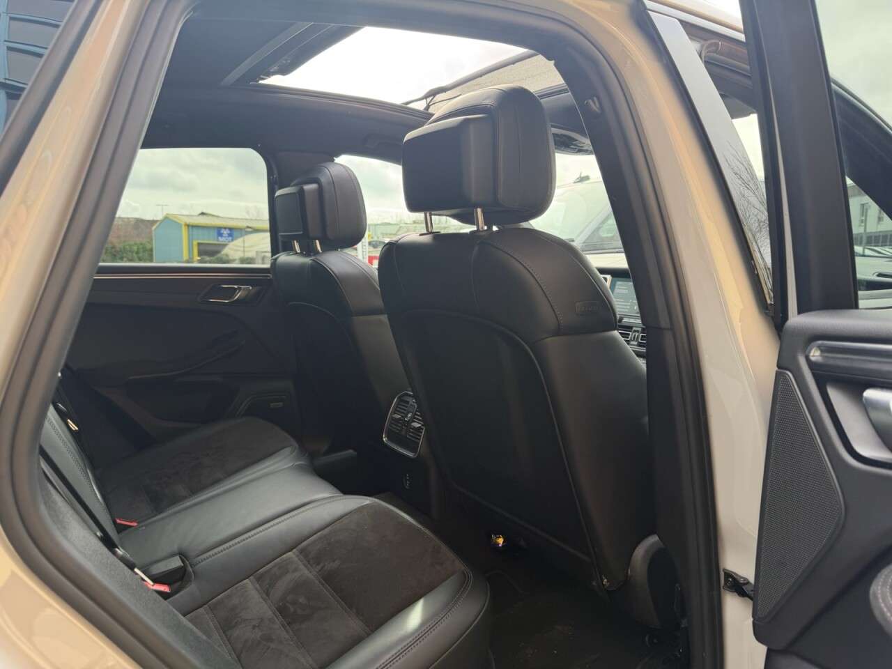 0 PORSCHE MACAN 0 PORSCHE MACAN