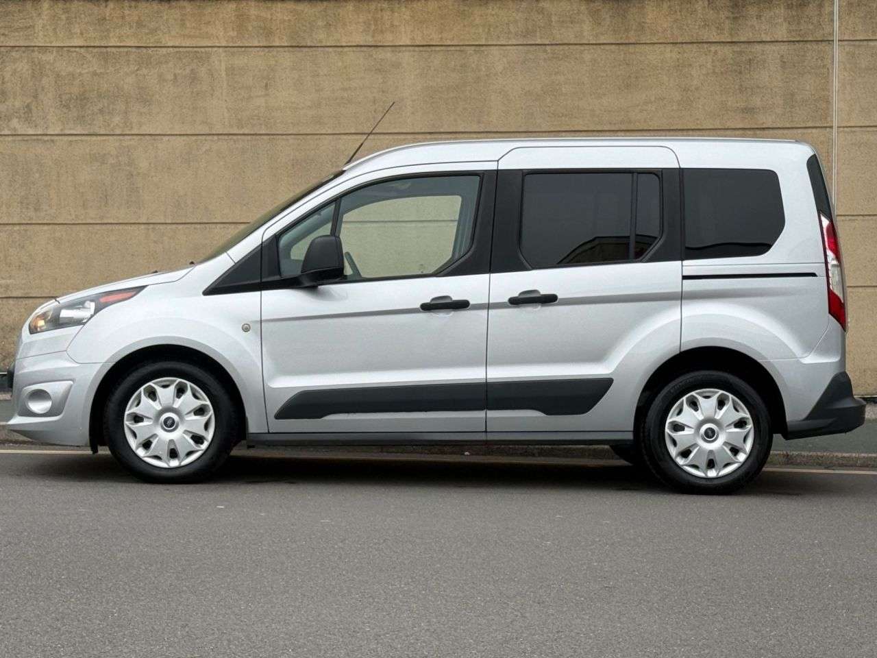 A 2017 FORD TOURNEO CONNECT 1.0 EcoBoost Zetec MPV 5dr Petrol Manual Euro 6 (s/s) (100 ps) A 2017 FORD TOURNEO CONNECT 1.0 EcoBoost Zetec MPV 5dr Petrol Manual Euro 6 (s/s) (100 ps)