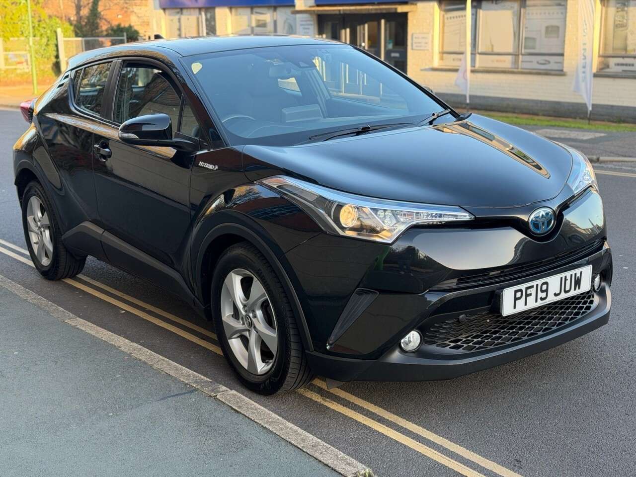 A 2019 TOYOTA C-HR 1.8 VVT-h Icon SUV 5dr Petrol Hybrid CVT Euro 6 (s/s) (122 ps) A 2019 TOYOTA C-HR 1.8 VVT-h Icon SUV 5dr Petrol Hybrid CVT Euro 6 (s/s) (122 ps)