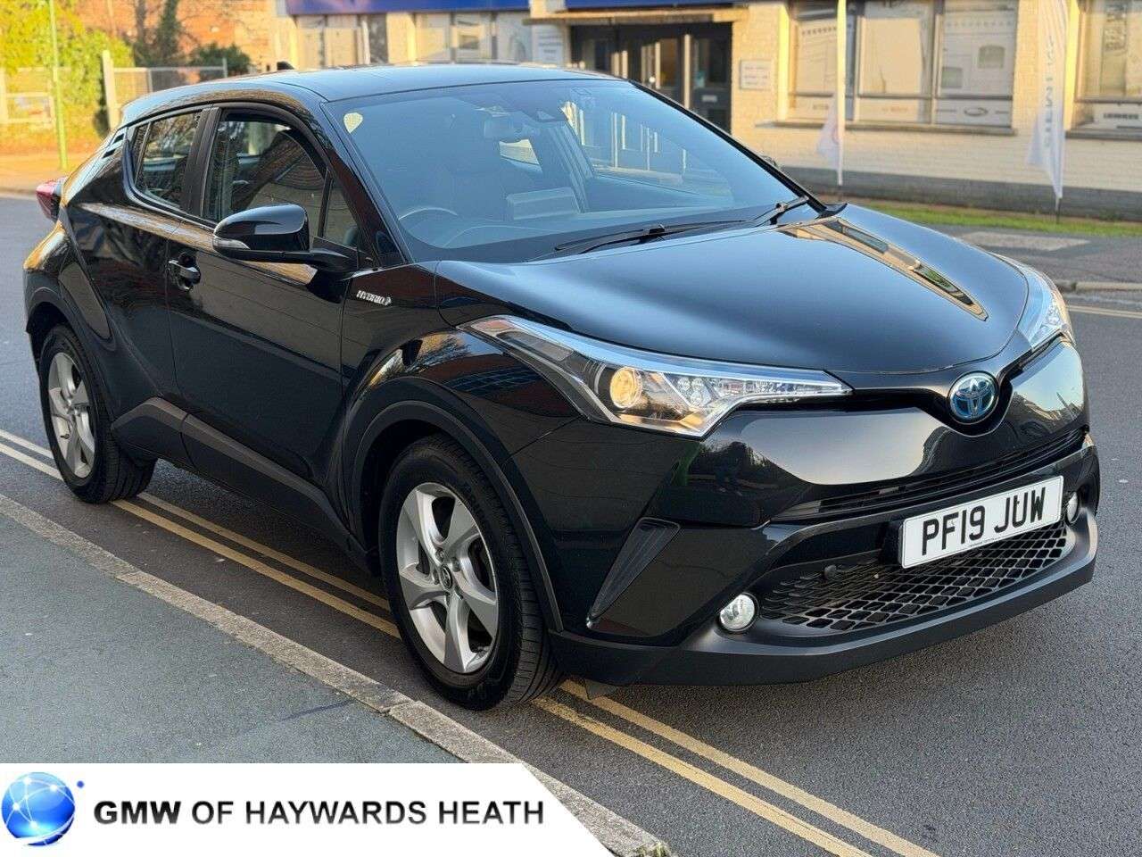 A 2019 TOYOTA C-HR 1.8 VVT-h Icon SUV 5dr Petrol Hybrid CVT Euro 6 (s/s) (122 ps) A 2019 TOYOTA C-HR 1.8 VVT-h Icon SUV 5dr Petrol Hybrid CVT Euro 6 (s/s) (122 ps)