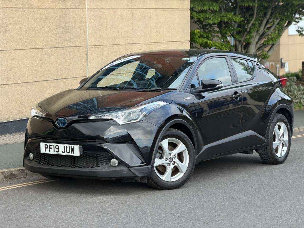 A 2019 TOYOTA C-HR 1.8 VVT-h Icon SUV 5dr Petrol Hybrid CVT Euro 6 (s/s) (122 ps) A 2019 TOYOTA C-HR 1.8 VVT-h Icon SUV 5dr Petrol Hybrid CVT Euro 6 (s/s) (122 ps)