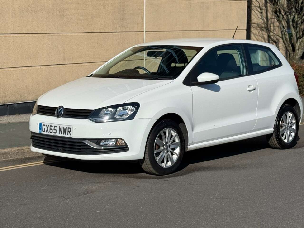A 2015 VOLKSWAGEN POLO 1.0 BlueMotion Tech SE Hatchback 3dr Petrol Manual Euro 6 (s/s) (60 ps) A 2015 VOLKSWAGEN POLO 1.0 BlueMotion Tech SE Hatchback 3dr Petrol Manual Euro 6 (s/s) (60 ps)