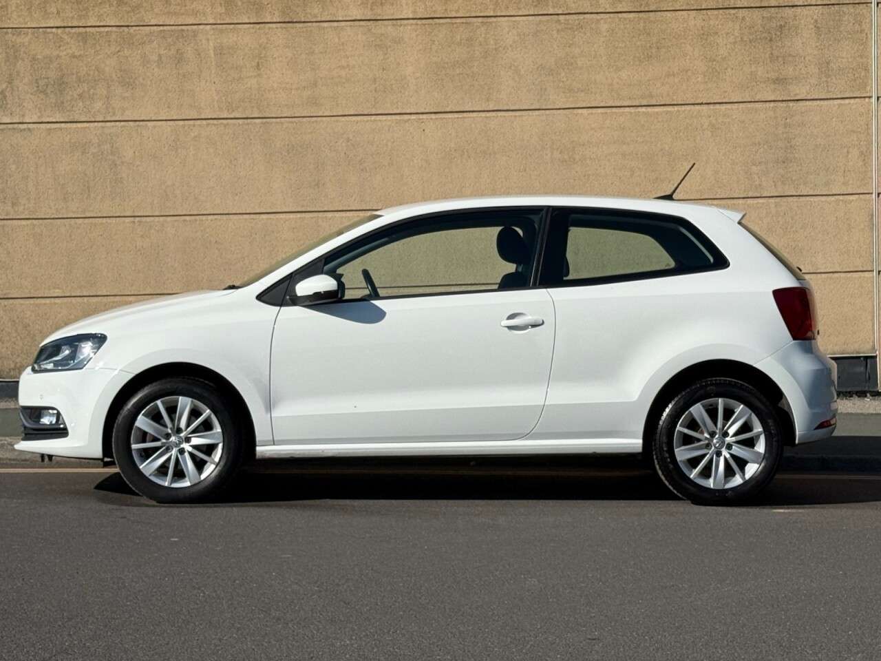A 2015 VOLKSWAGEN POLO 1.0 BlueMotion Tech SE Hatchback 3dr Petrol Manual Euro 6 (s/s) (60 ps) A 2015 VOLKSWAGEN POLO 1.0 BlueMotion Tech SE Hatchback 3dr Petrol Manual Euro 6 (s/s) (60 ps)