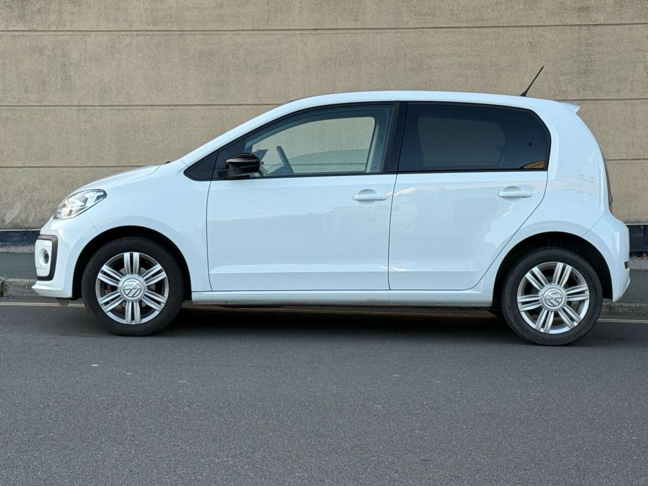 A 2017 VOLKSWAGEN UP! 1.0 High up! Hatchback 5dr Petrol Manual Euro 6 (75 ps) A 2017 VOLKSWAGEN UP! 1.0 High up! Hatchback 5dr Petrol Manual Euro 6 (75 ps)