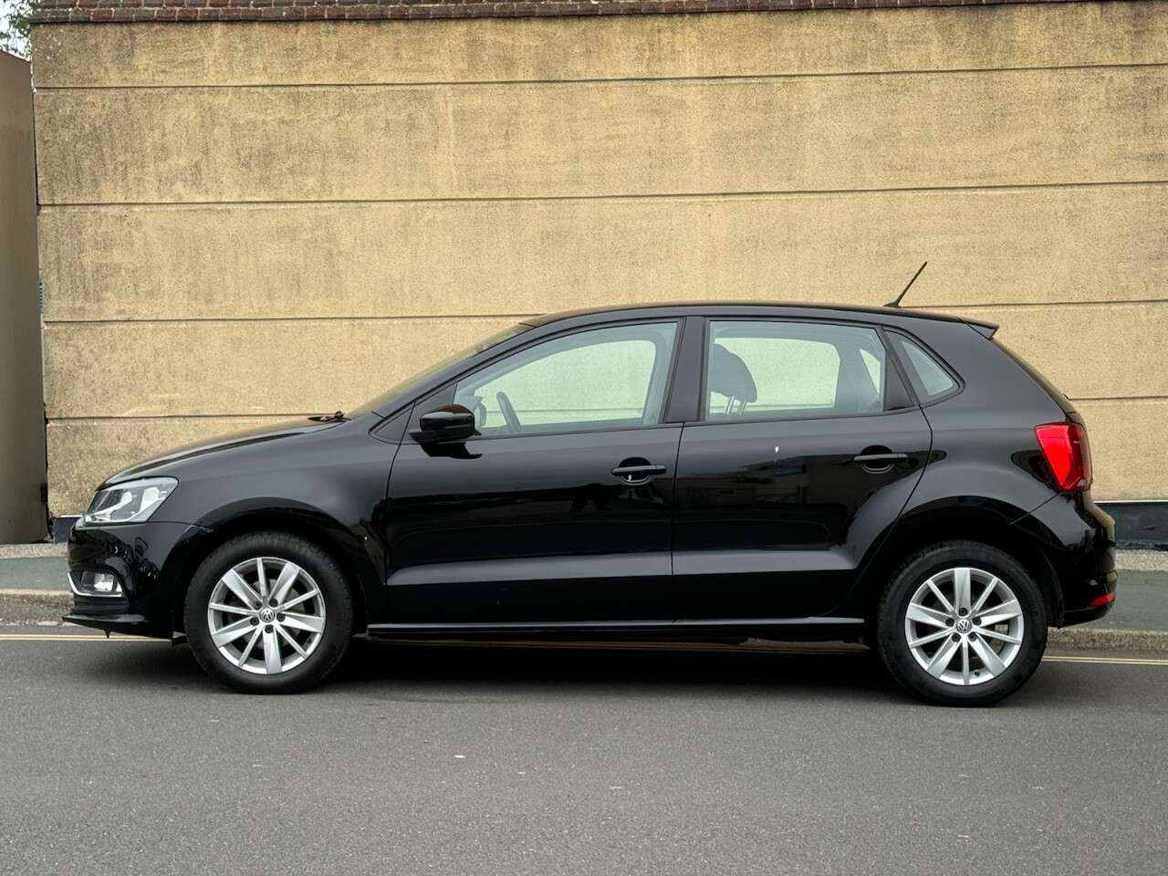 A 2015 VOLKSWAGEN POLO 1.0 BlueMotion Tech SE Hatchback 5dr Petrol Manual Euro 6 (s/s) (60 ps) A 2015 VOLKSWAGEN POLO 1.0 BlueMotion Tech SE Hatchback 5dr Petrol Manual Euro 6 (s/s) (60 ps)