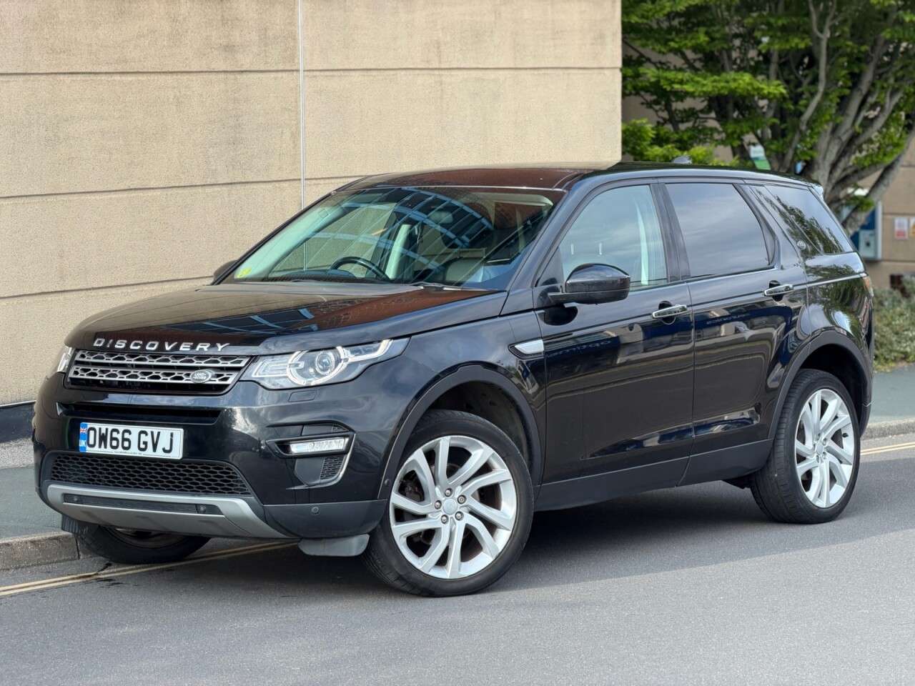 A 2017 LAND ROVER DISCOVERY SPORT 2.0 TD4 HSE Luxury SUV 5dr Diesel Auto 4WD Euro 6 (s/s) (180 ps) A 2017 LAND ROVER DISCOVERY SPORT 2.0 TD4 HSE Luxury SUV 5dr Diesel Auto 4WD Euro 6 (s/s) (180 ps)