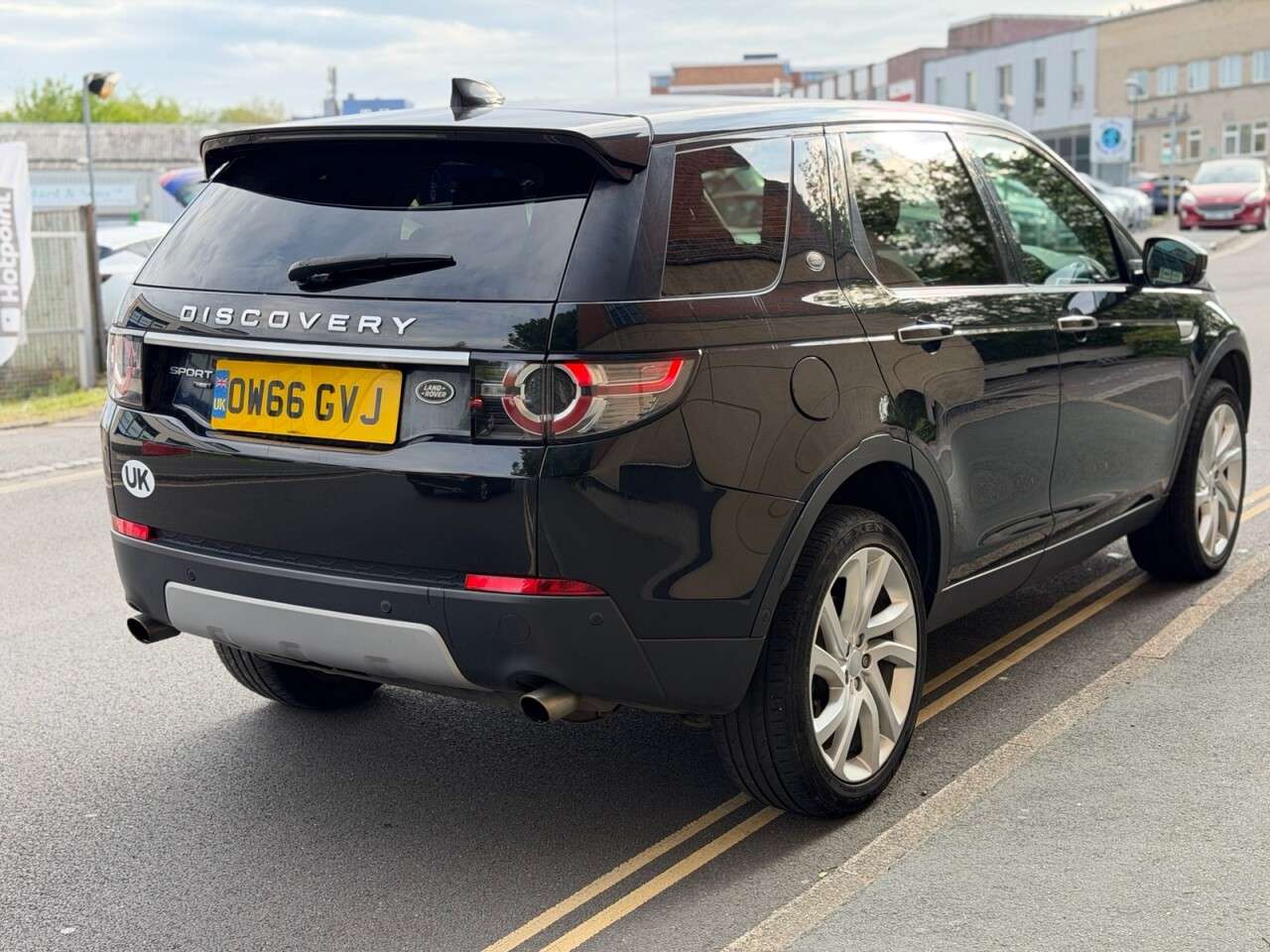 A 2017 LAND ROVER DISCOVERY SPORT 2.0 TD4 HSE Luxury SUV 5dr Diesel Auto 4WD Euro 6 (s/s) (180 ps) A 2017 LAND ROVER DISCOVERY SPORT 2.0 TD4 HSE Luxury SUV 5dr Diesel Auto 4WD Euro 6 (s/s) (180 ps)