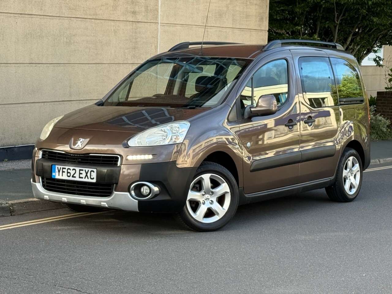 A 2012 PEUGEOT PARTNER TEPEE 1.6 HDi 8v Tepee Outdoor MPV 5dr Diesel Manual (139 g/km, 115 bhp) A 2012 PEUGEOT PARTNER TEPEE 1.6 HDi 8v Tepee Outdoor MPV 5dr Diesel Manual (139 g/km, 115 bhp)