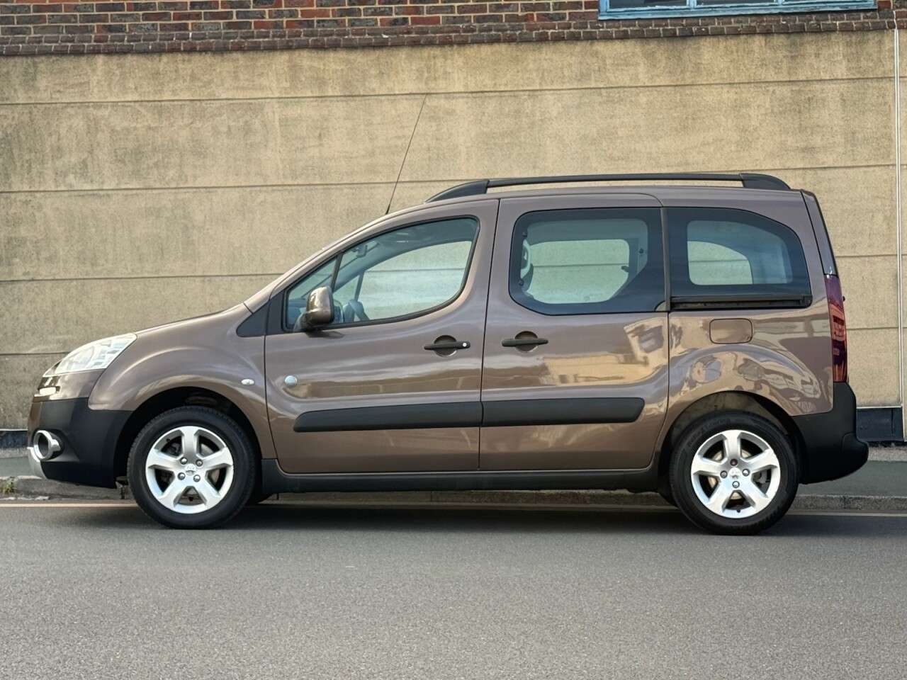 A 2012 PEUGEOT PARTNER TEPEE 1.6 HDi 8v Tepee Outdoor MPV 5dr Diesel Manual (139 g/km, 115 bhp) A 2012 PEUGEOT PARTNER TEPEE 1.6 HDi 8v Tepee Outdoor MPV 5dr Diesel Manual (139 g/km, 115 bhp)