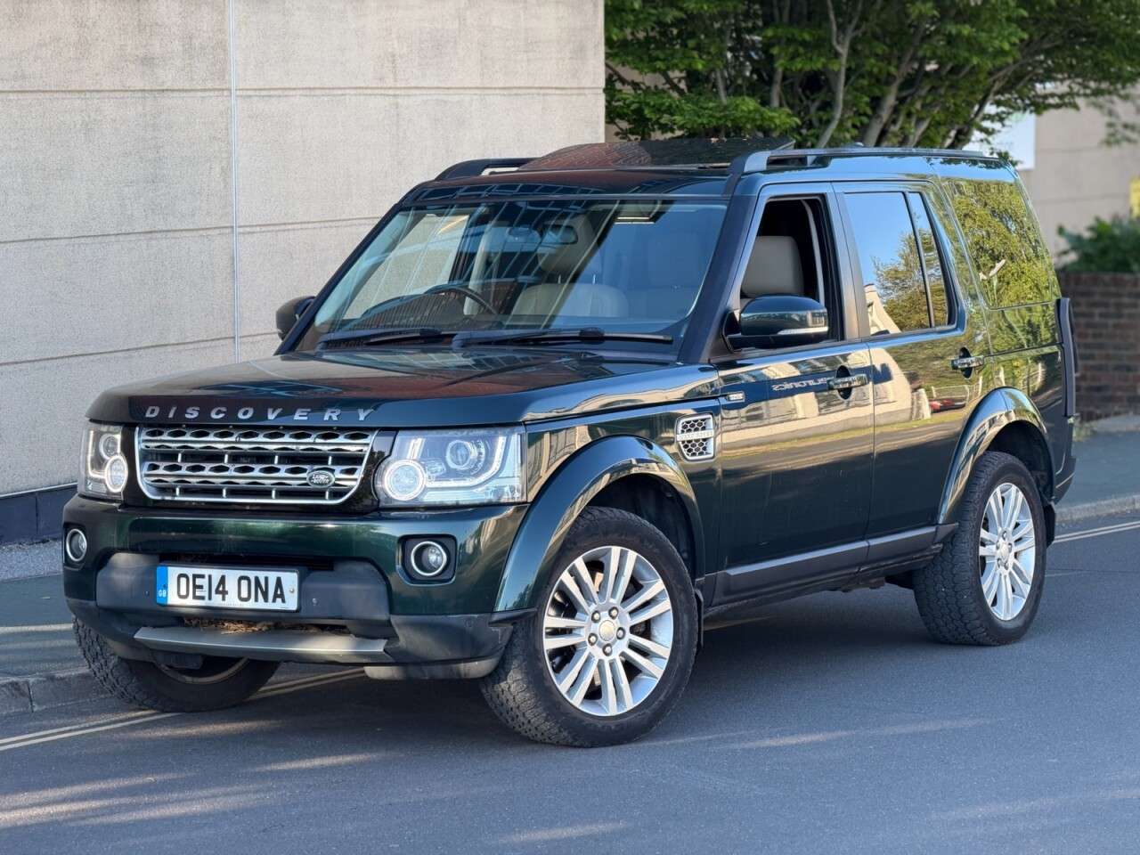 A 2014 LAND ROVER DISCOVERY 4 3.0 SD V6 HSE SUV 5dr Diesel Auto 4WD Euro 5 (s/s) (255 bhp) A 2014 LAND ROVER DISCOVERY 4 3.0 SD V6 HSE SUV 5dr Diesel Auto 4WD Euro 5 (s/s) (255 bhp)