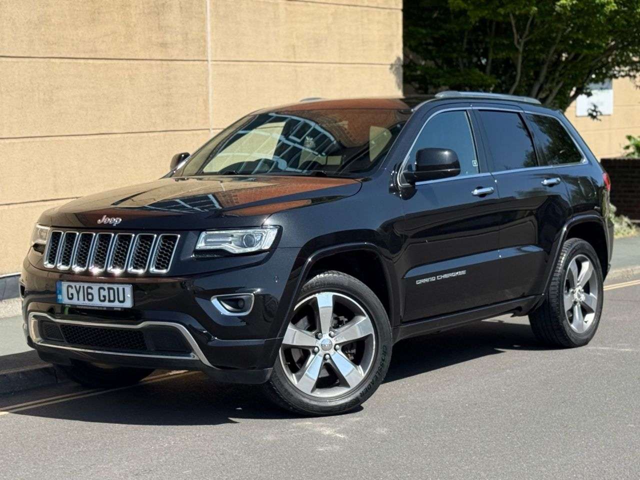 A 2016 JEEP GRAND CHEROKEE 3.0 V6 CRD Overland SUV 5dr Diesel Auto 4WD Euro 6 (247 bhp) A 2016 JEEP GRAND CHEROKEE 3.0 V6 CRD Overland SUV 5dr Diesel Auto 4WD Euro 6 (247 bhp)