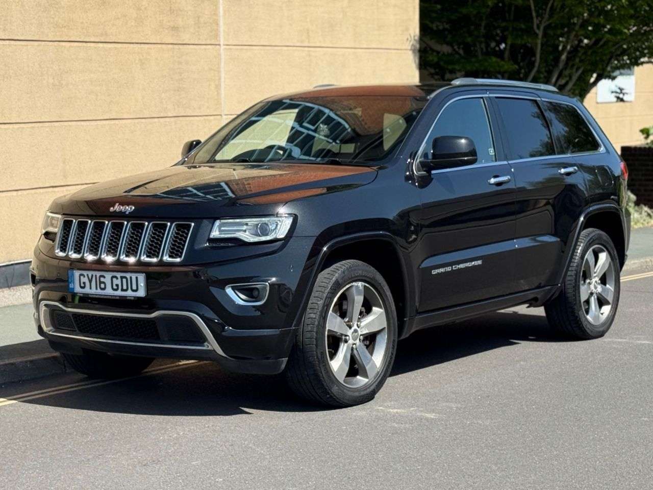 A 2016 JEEP GRAND CHEROKEE 3.0 V6 CRD Overland SUV 5dr Diesel Auto 4WD Euro 6 (247 bhp) A 2016 JEEP GRAND CHEROKEE 3.0 V6 CRD Overland SUV 5dr Diesel Auto 4WD Euro 6 (247 bhp)