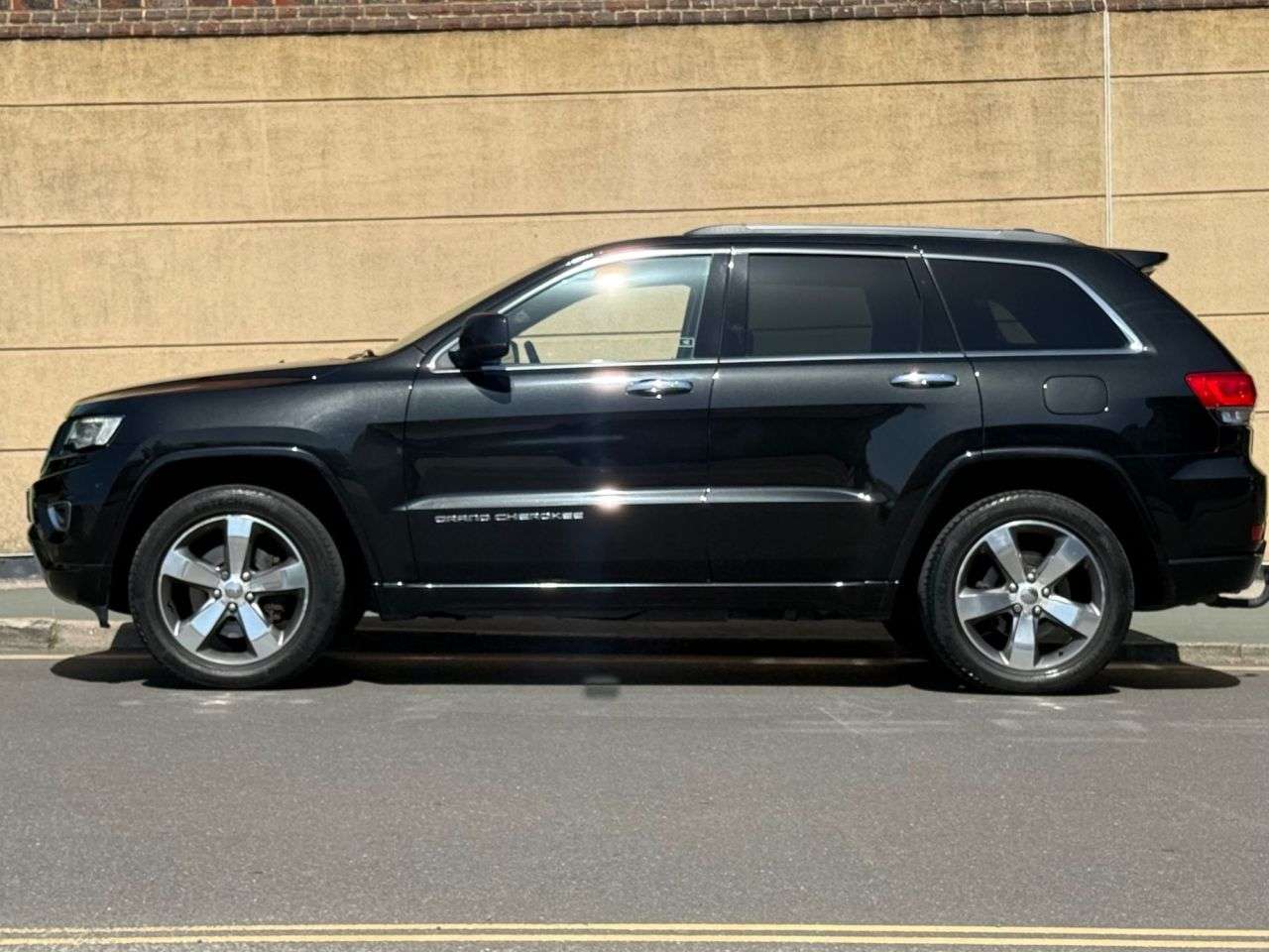 A 2016 JEEP GRAND CHEROKEE 3.0 V6 CRD Overland SUV 5dr Diesel Auto 4WD Euro 6 (247 bhp) A 2016 JEEP GRAND CHEROKEE 3.0 V6 CRD Overland SUV 5dr Diesel Auto 4WD Euro 6 (247 bhp)