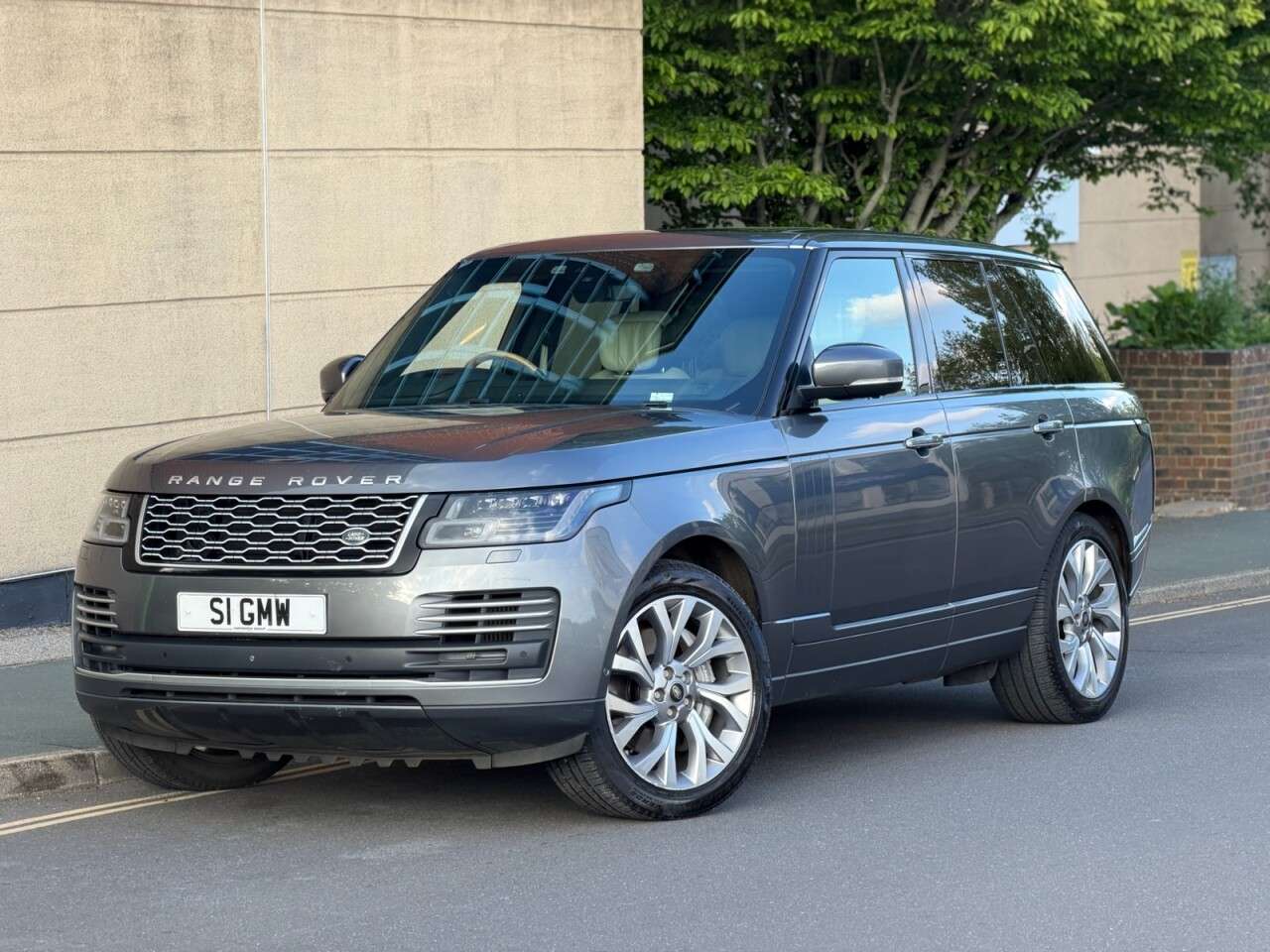 A 2018 LAND ROVER RANGE ROVER 4.4 SD V8 Autobiography SUV 5dr Diesel Auto 4WD Euro 6 (s/s) (339 ps) A 2018 LAND ROVER RANGE ROVER 4.4 SD V8 Autobiography SUV 5dr Diesel Auto 4WD Euro 6 (s/s) (339 ps)