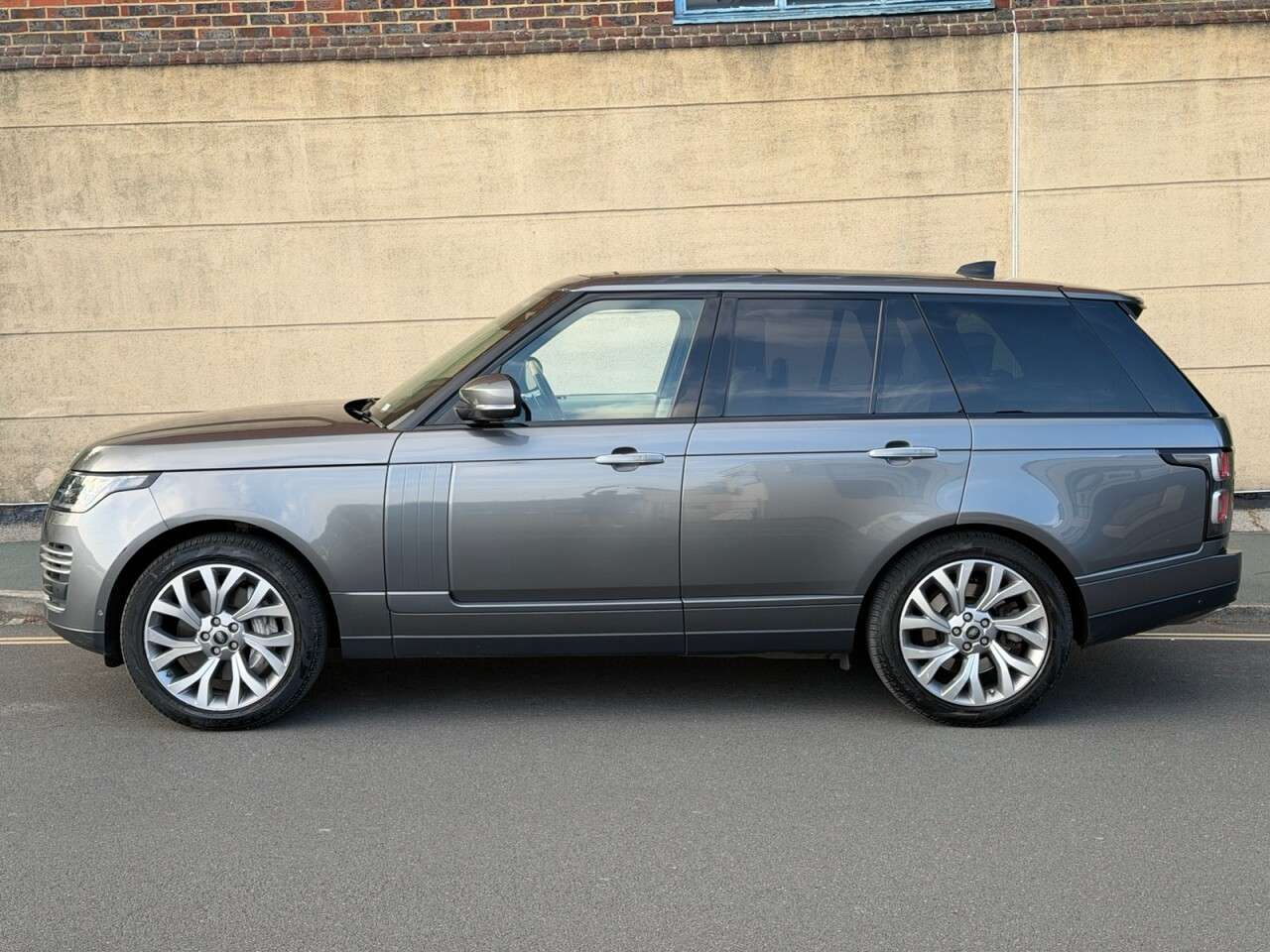 A 2018 LAND ROVER RANGE ROVER 4.4 SD V8 Autobiography SUV 5dr Diesel Auto 4WD Euro 6 (s/s) (339 ps) A 2018 LAND ROVER RANGE ROVER 4.4 SD V8 Autobiography SUV 5dr Diesel Auto 4WD Euro 6 (s/s) (339 ps)