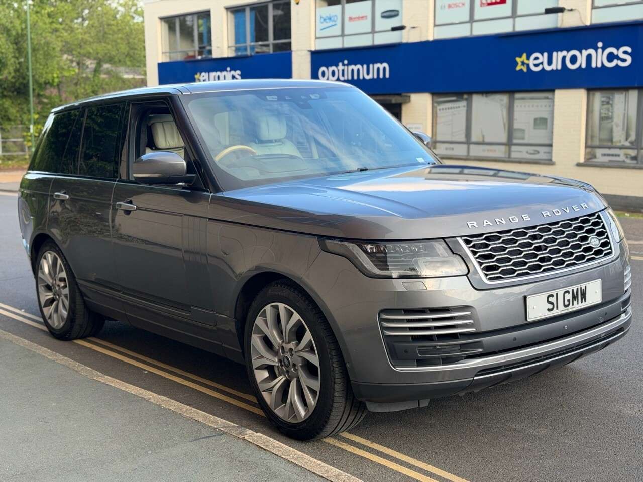 A 2018 LAND ROVER RANGE ROVER 4.4 SD V8 Autobiography SUV 5dr Diesel Auto 4WD Euro 6 (s/s) (339 ps) A 2018 LAND ROVER RANGE ROVER 4.4 SD V8 Autobiography SUV 5dr Diesel Auto 4WD Euro 6 (s/s) (339 ps)