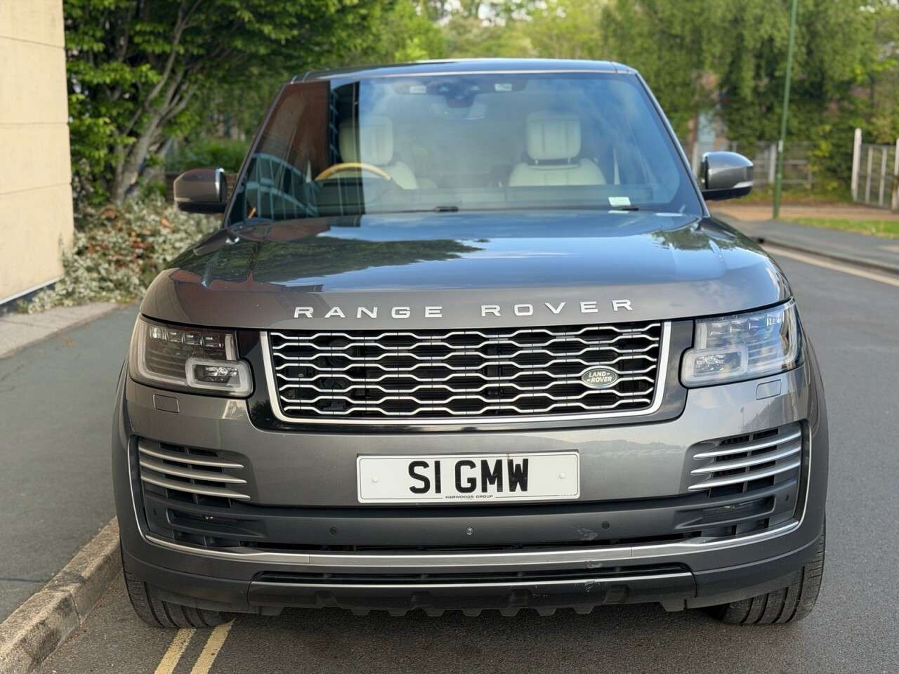 A 2018 LAND ROVER RANGE ROVER 4.4 SD V8 Autobiography SUV 5dr Diesel Auto 4WD Euro 6 (s/s) (339 ps) A 2018 LAND ROVER RANGE ROVER 4.4 SD V8 Autobiography SUV 5dr Diesel Auto 4WD Euro 6 (s/s) (339 ps)