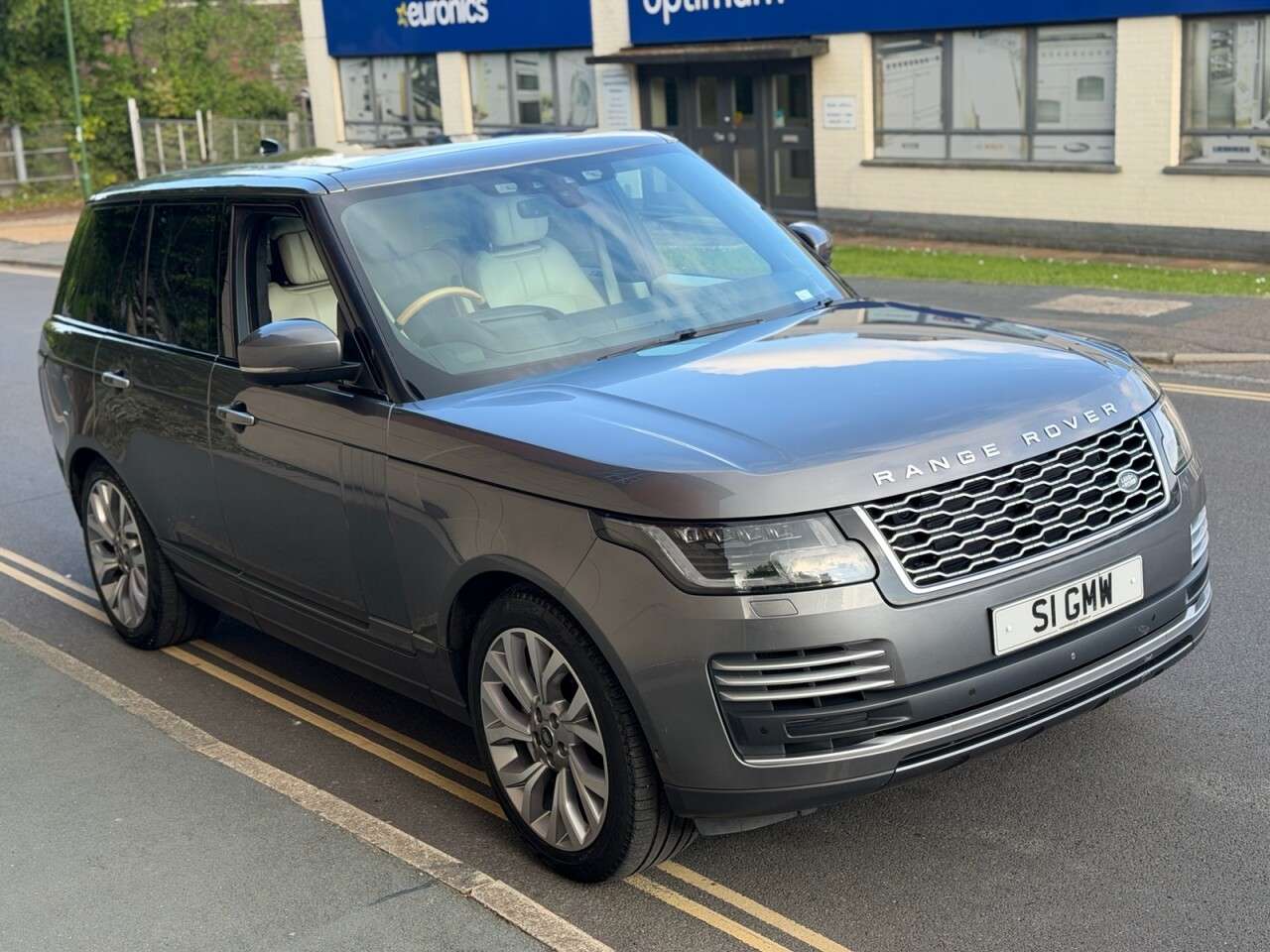 A 2018 LAND ROVER RANGE ROVER 4.4 SD V8 Autobiography SUV 5dr Diesel Auto 4WD Euro 6 (s/s) (339 ps) A 2018 LAND ROVER RANGE ROVER 4.4 SD V8 Autobiography SUV 5dr Diesel Auto 4WD Euro 6 (s/s) (339 ps)