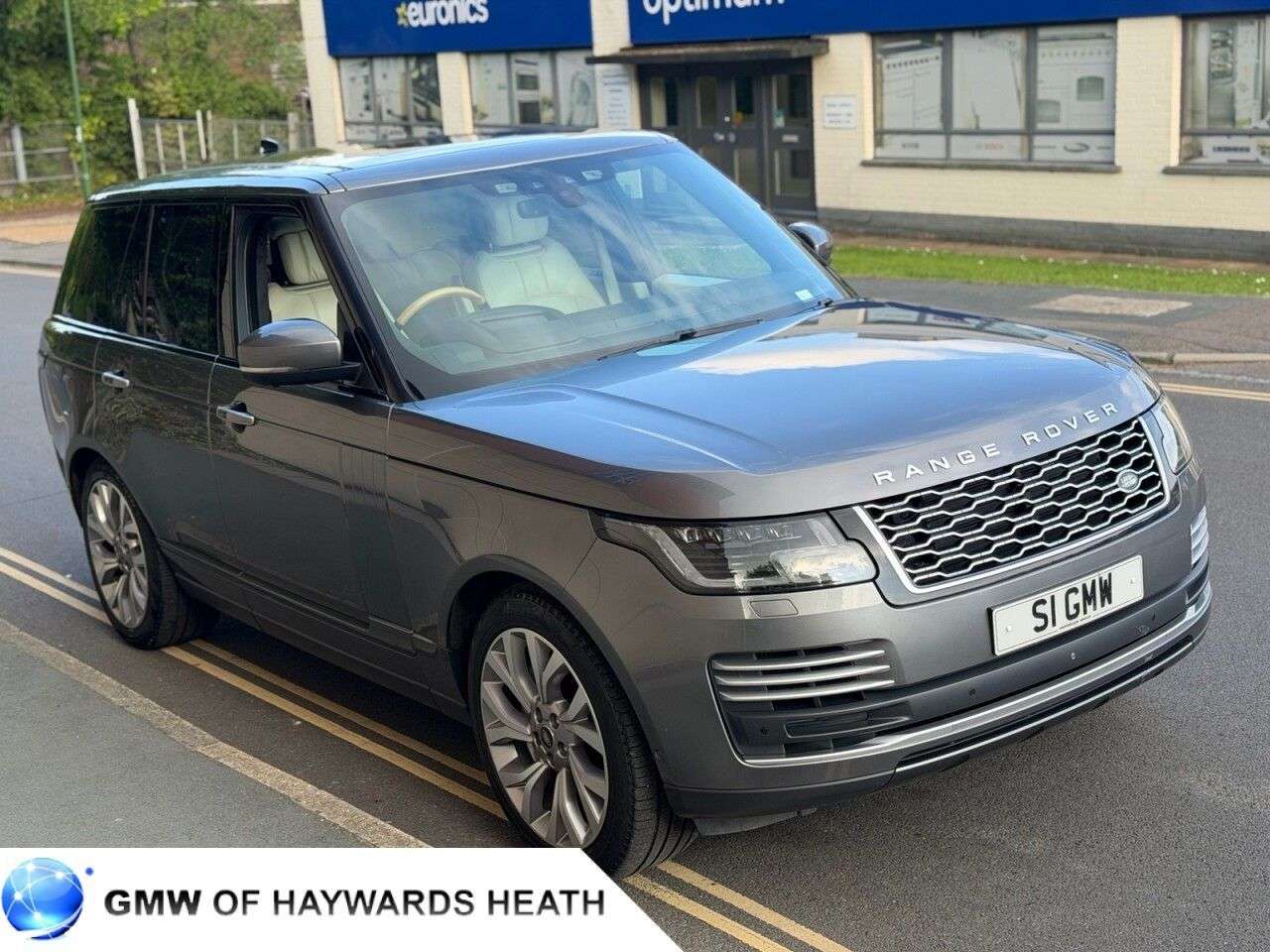 A 2018 LAND ROVER RANGE ROVER 4.4 SD V8 Autobiography SUV 5dr Diesel Auto 4WD Euro 6 (s/s) (339 ps) A 2018 LAND ROVER RANGE ROVER 4.4 SD V8 Autobiography SUV 5dr Diesel Auto 4WD Euro 6 (s/s) (339 ps)
