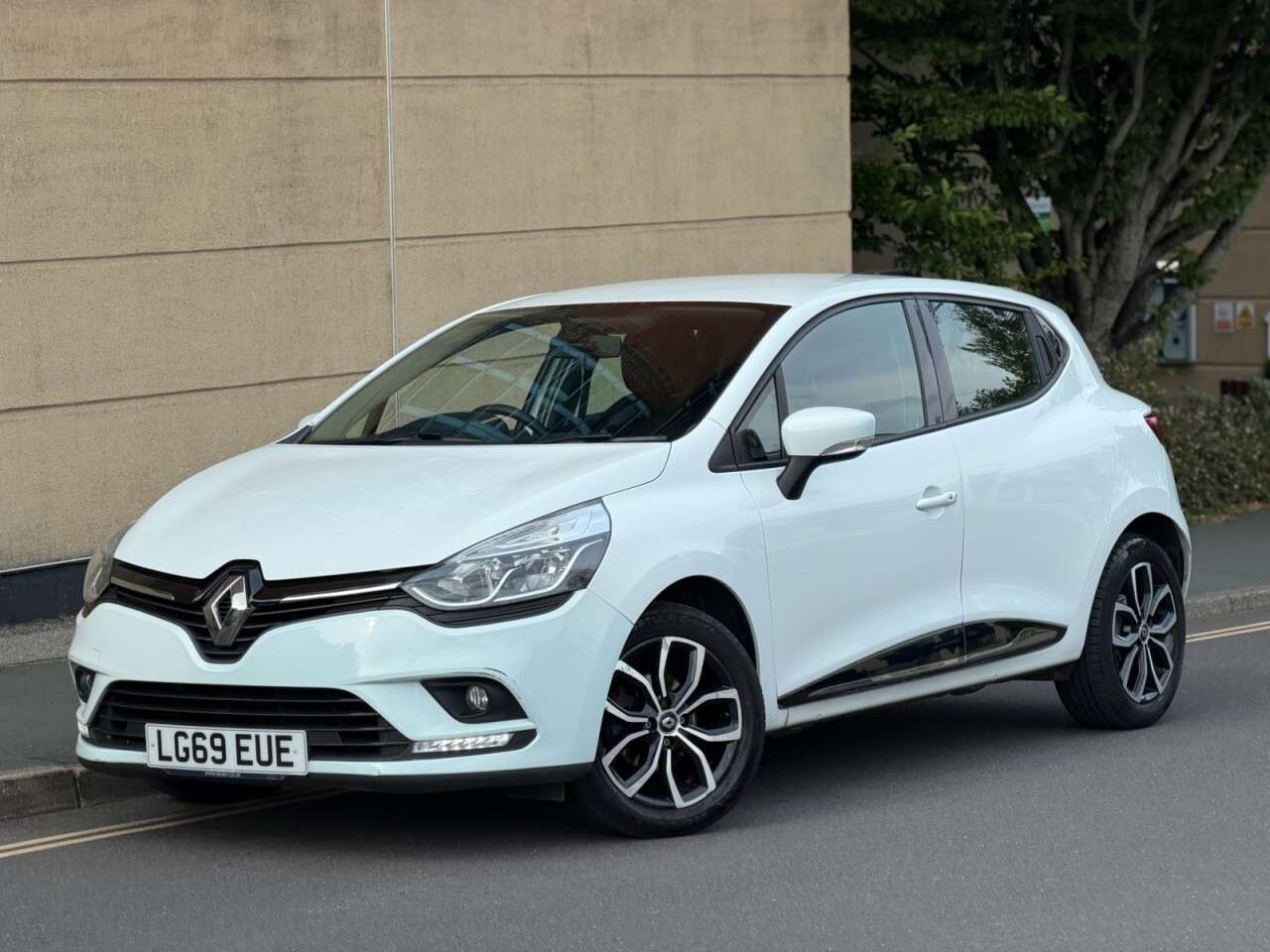 A 2019 RENAULT CLIO 0.9 TCe Play Hatchback 5dr Petrol Manual Euro 6 (s/s) (90 ps) A 2019 RENAULT CLIO 0.9 TCe Play Hatchback 5dr Petrol Manual Euro 6 (s/s) (90 ps)