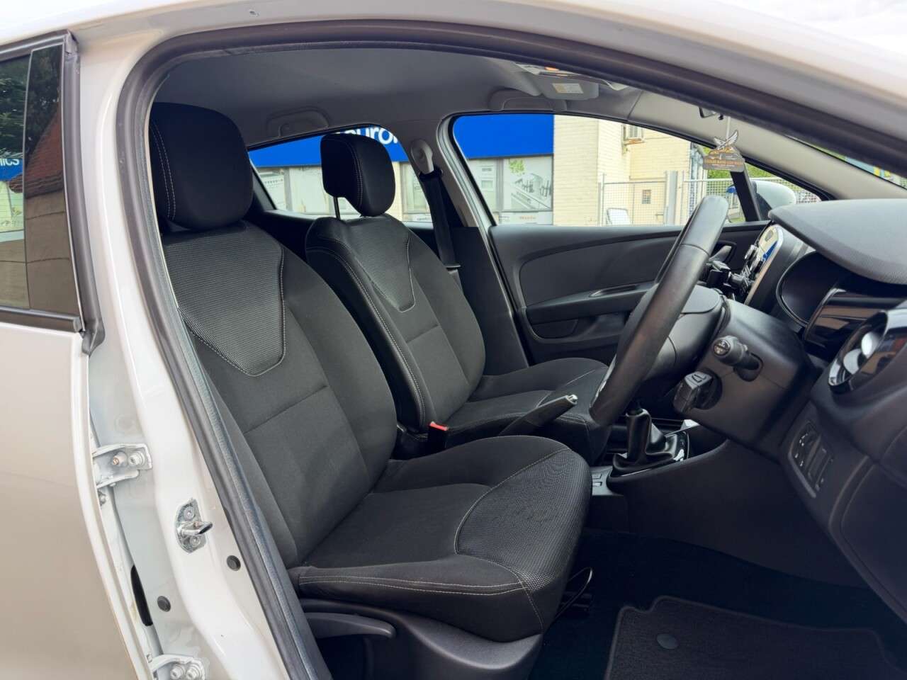 A 2019 RENAULT CLIO 0.9 TCe Play Hatchback 5dr Petrol Manual Euro 6 (s/s) (90 ps) A 2019 RENAULT CLIO 0.9 TCe Play Hatchback 5dr Petrol Manual Euro 6 (s/s) (90 ps)