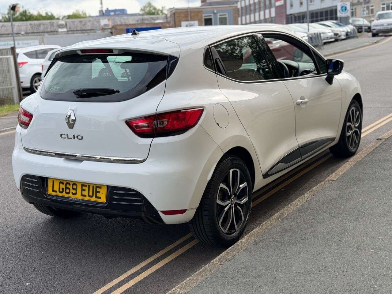 A 2019 RENAULT CLIO 0.9 TCe Play Hatchback 5dr Petrol Manual Euro 6 (s/s) (90 ps) A 2019 RENAULT CLIO 0.9 TCe Play Hatchback 5dr Petrol Manual Euro 6 (s/s) (90 ps)