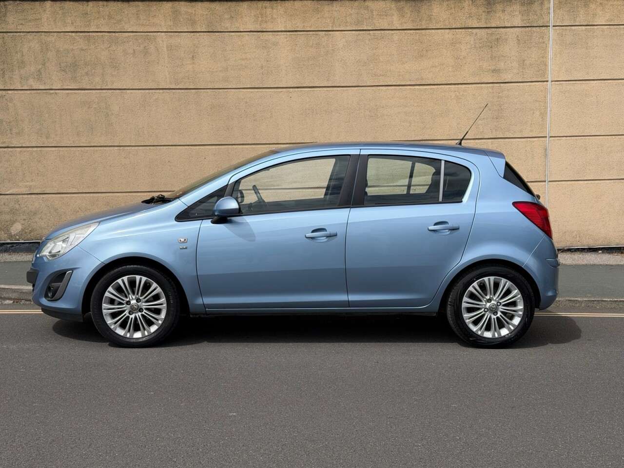 A 2013 VAUXHALL CORSA 1.4 16V SE Hatchback 5dr Petrol Auto Euro 5 (100 ps) A 2013 VAUXHALL CORSA 1.4 16V SE Hatchback 5dr Petrol Auto Euro 5 (100 ps)