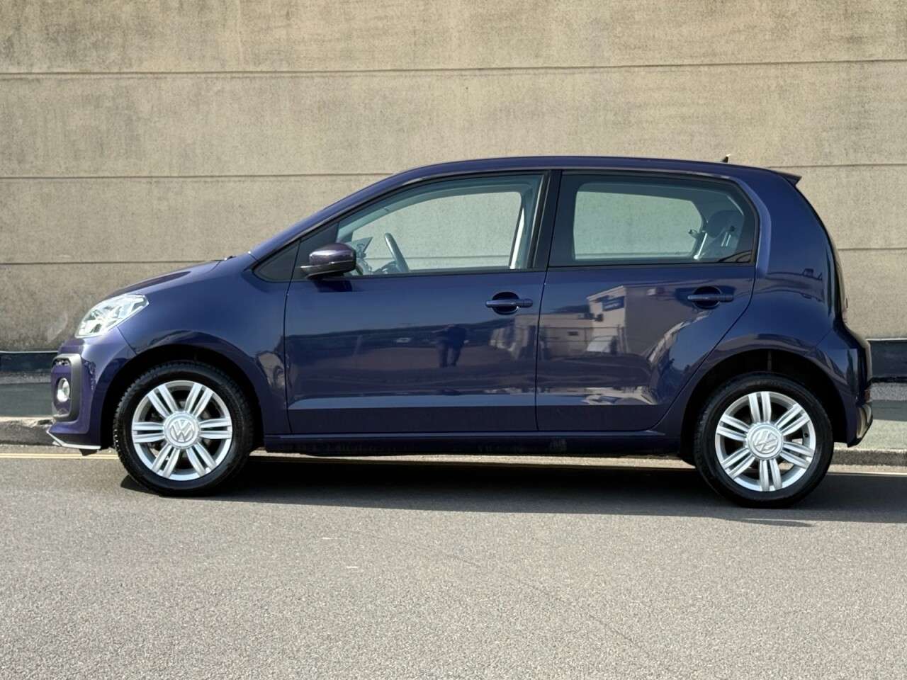 A 2017 VOLKSWAGEN UP! 1.0 High up! Hatchback 5dr Petrol Manual Euro 6 (s/s) (90 ps) A 2017 VOLKSWAGEN UP! 1.0 High up! Hatchback 5dr Petrol Manual Euro 6 (s/s) (90 ps)