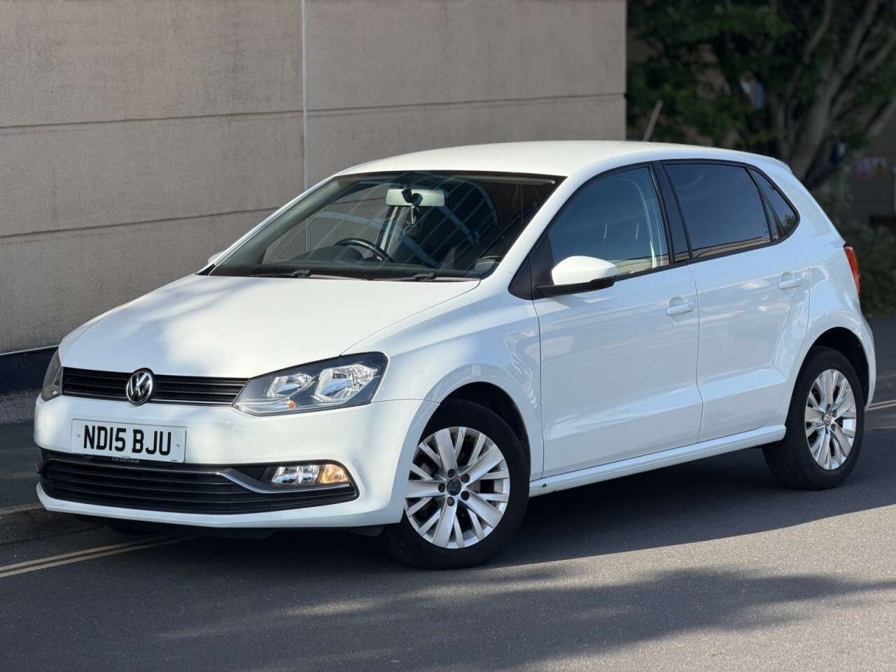A 2015 VOLKSWAGEN POLO 1.2 TSI BlueMotion Tech SE Hatchback 5dr Petrol Manual Euro 6 (s/s) (90 ps) A 2015 VOLKSWAGEN POLO 1.2 TSI BlueMotion Tech SE Hatchback 5dr Petrol Manual Euro 6 (s/s) (90 ps)