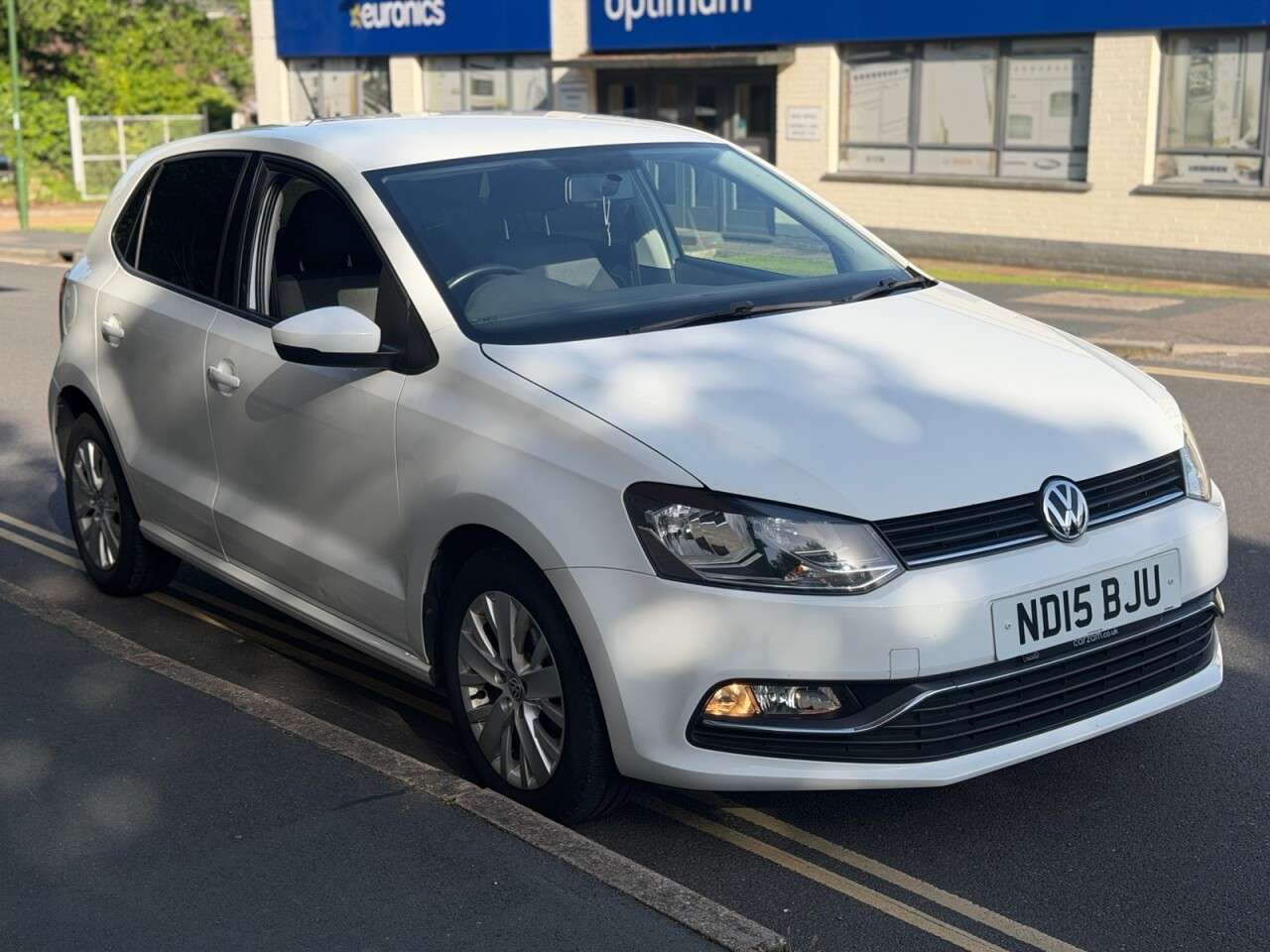 A 2015 VOLKSWAGEN POLO 1.2 TSI BlueMotion Tech SE Hatchback 5dr Petrol Manual Euro 6 (s/s) (90 ps) A 2015 VOLKSWAGEN POLO 1.2 TSI BlueMotion Tech SE Hatchback 5dr Petrol Manual Euro 6 (s/s) (90 ps)