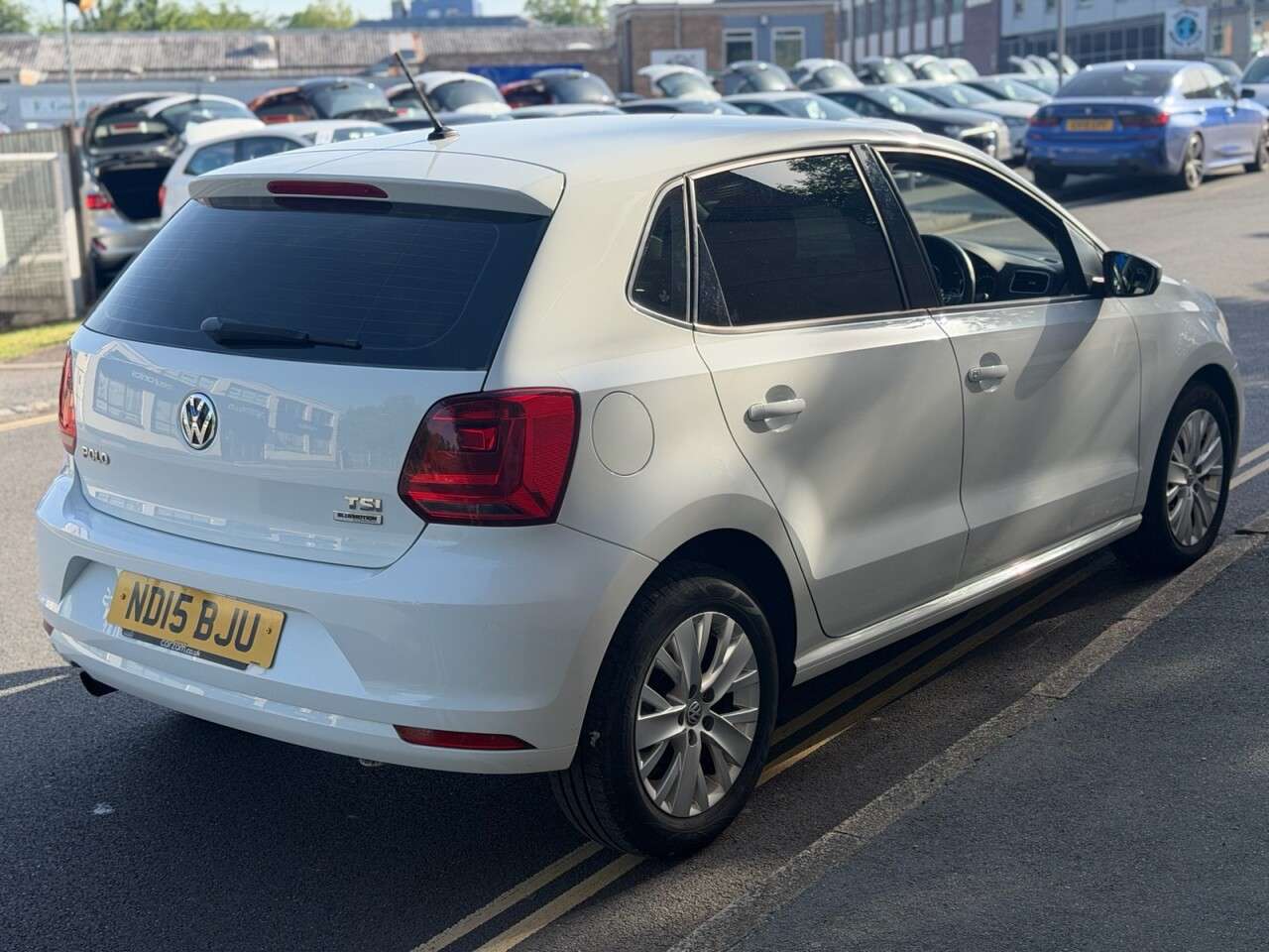 A 2015 VOLKSWAGEN POLO 1.2 TSI BlueMotion Tech SE Hatchback 5dr Petrol Manual Euro 6 (s/s) (90 ps) A 2015 VOLKSWAGEN POLO 1.2 TSI BlueMotion Tech SE Hatchback 5dr Petrol Manual Euro 6 (s/s) (90 ps)