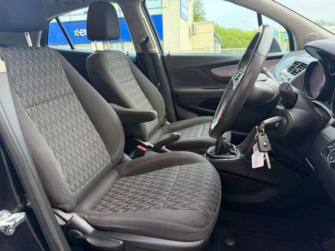 A 2013 VAUXHALL MOKKA 1.6 Exclusiv SUV 5dr Petrol Manual 2WD Euro 5 (s/s) (115 ps) A 2013 VAUXHALL MOKKA 1.6 Exclusiv SUV 5dr Petrol Manual 2WD Euro 5 (s/s) (115 ps)