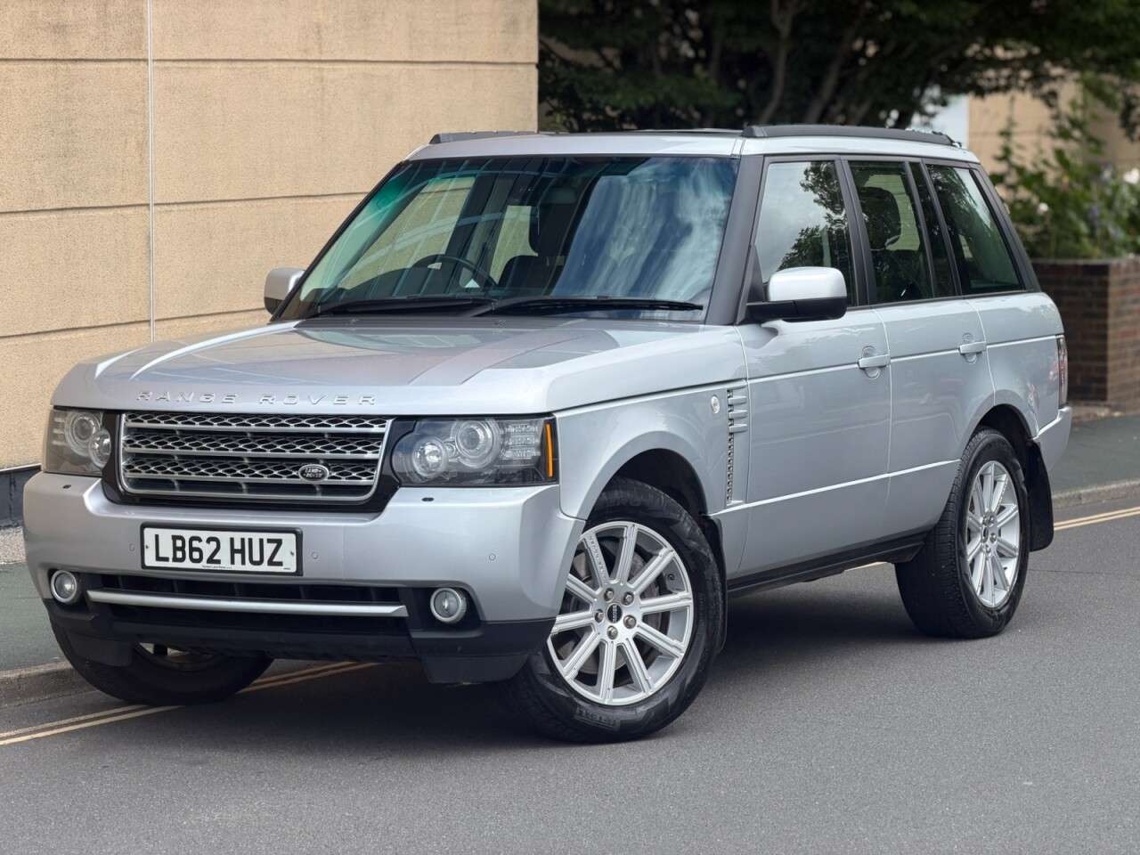 A 2013 LAND ROVER RANGE ROVER 4.4 TD V8 Westminster SUV 5dr Diesel Auto 4WD Euro 5 (313 bhp) A 2013 LAND ROVER RANGE ROVER 4.4 TD V8 Westminster SUV 5dr Diesel Auto 4WD Euro 5 (313 bhp)