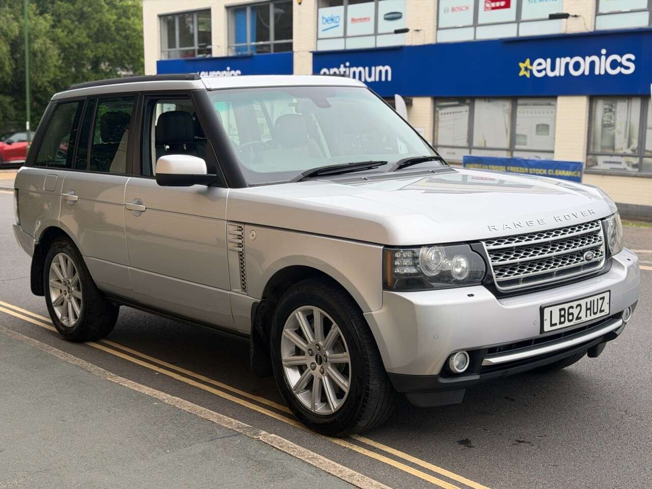 A 2013 LAND ROVER RANGE ROVER 4.4 TD V8 Westminster SUV 5dr Diesel Auto 4WD Euro 5 (313 bhp) A 2013 LAND ROVER RANGE ROVER 4.4 TD V8 Westminster SUV 5dr Diesel Auto 4WD Euro 5 (313 bhp)